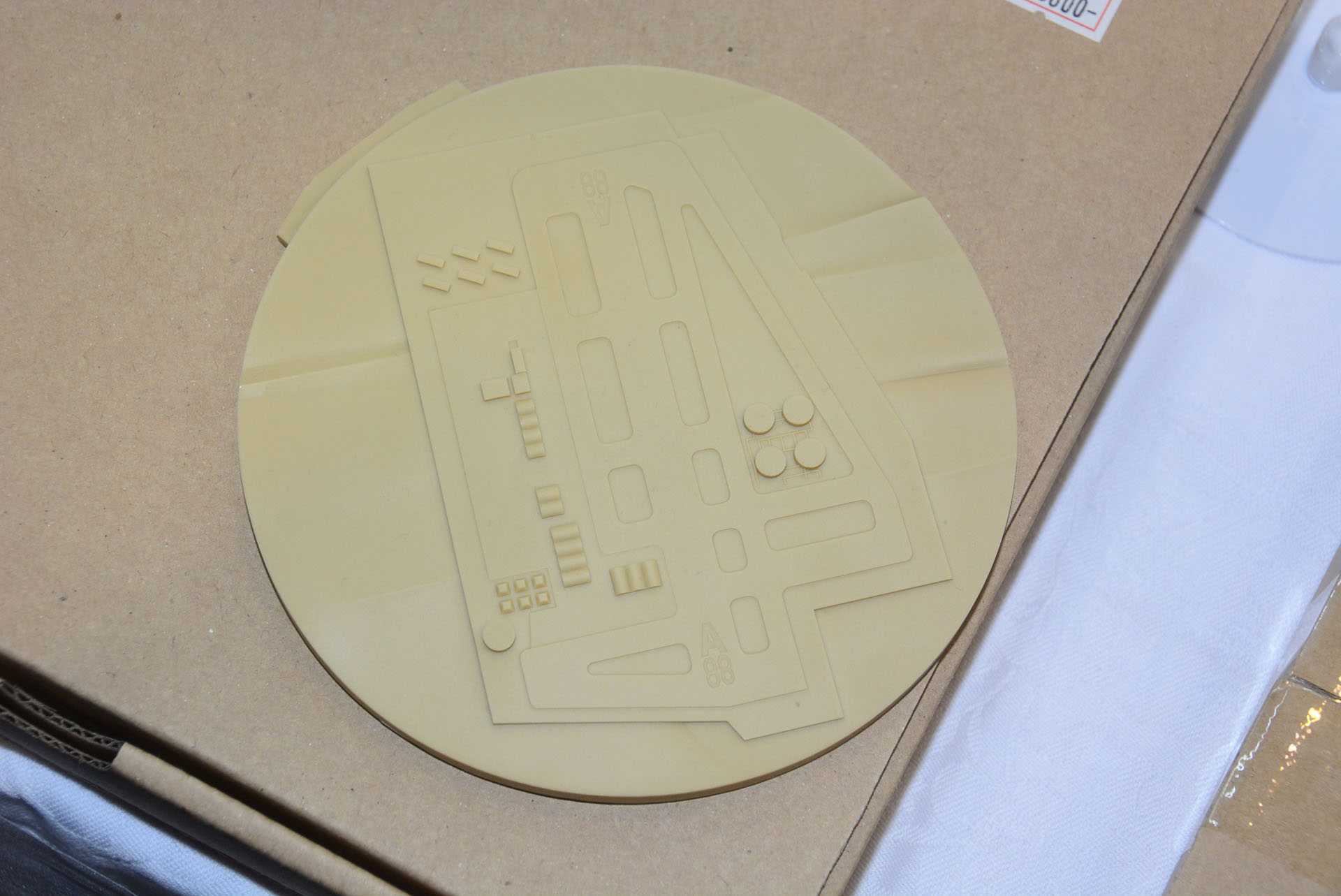 無塗装だが、モールドで基地のレイアウトを再現