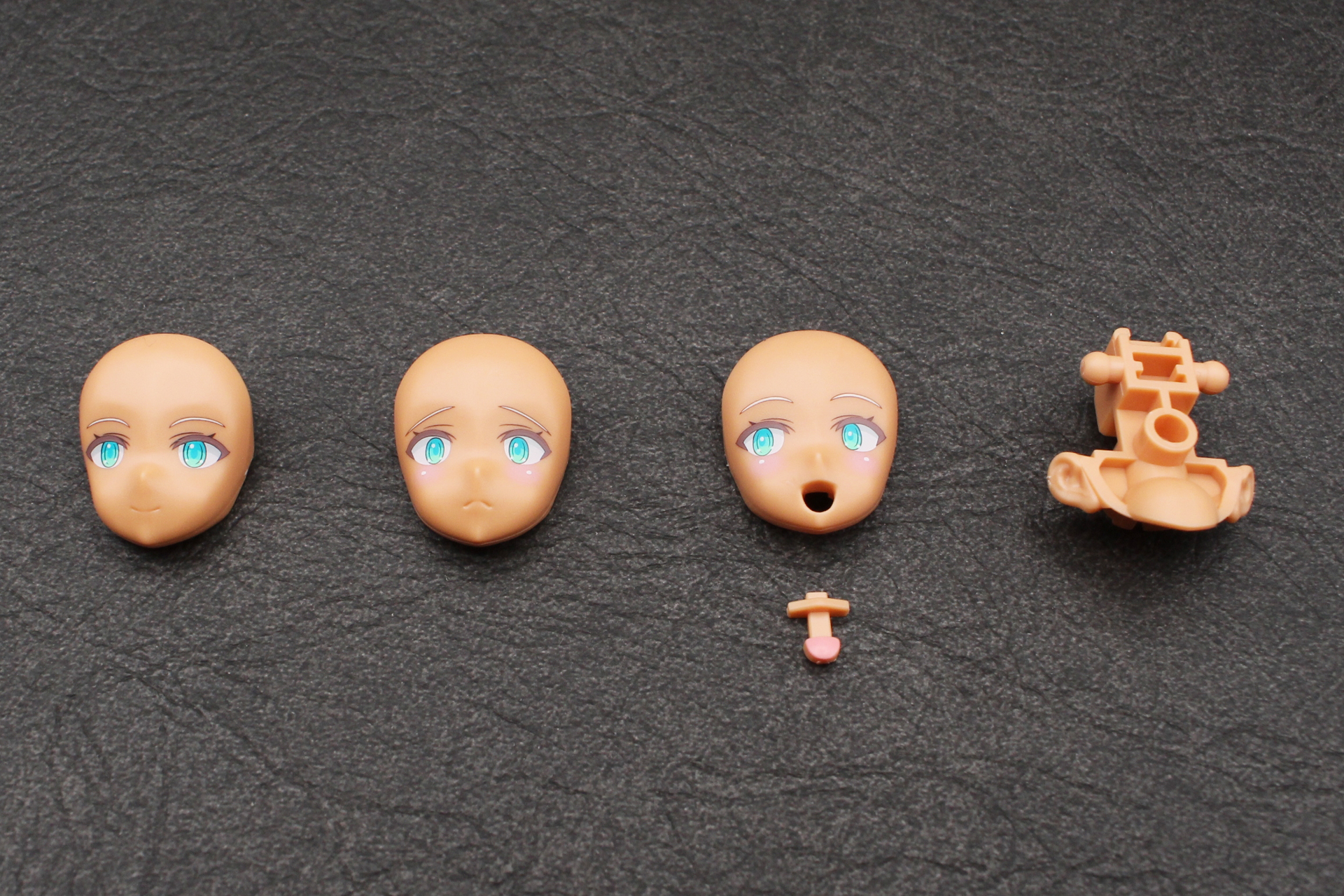 フェイスパーツは通常、驚き、笑顔の3種類。笑顔は口内が別パーツだ