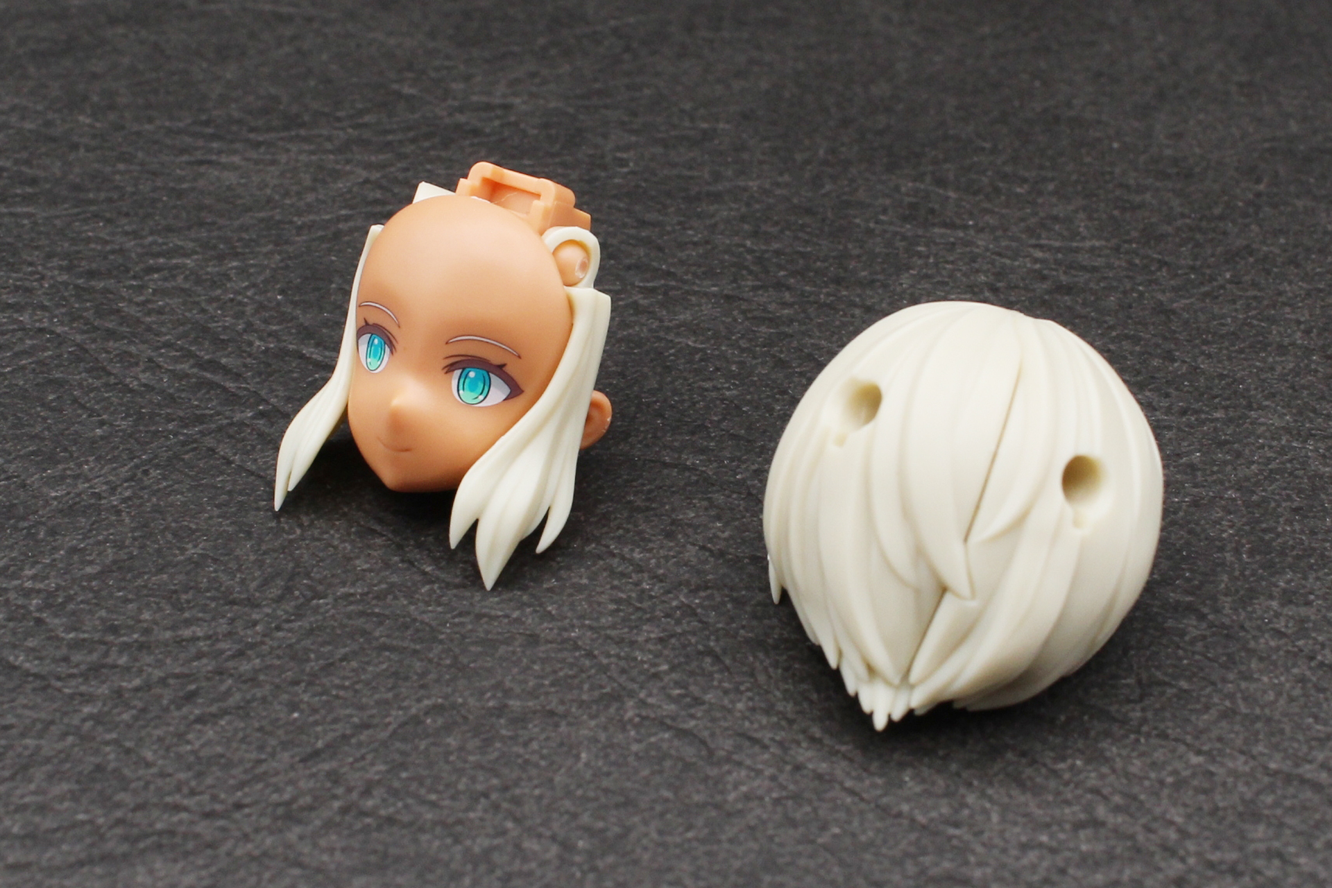 ヘアスタイルパーツの組み立て。フェイスパーツにもみあげを取り付けるタイプ