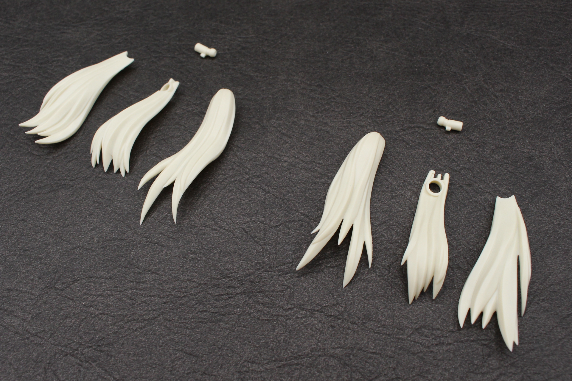 おさげの部分は左右で計8パーツを使用し、付け根のボールジョイントで可動する