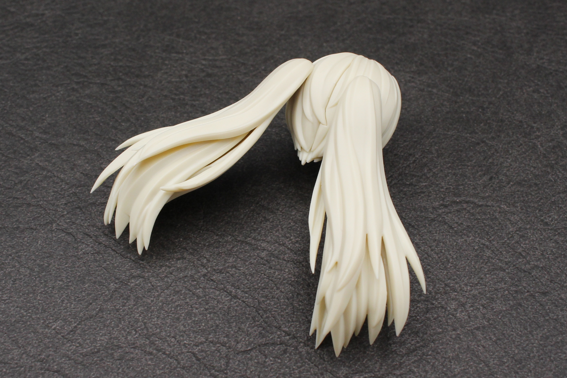 おさげを組み立てて後頭部に取り付ける。かなりボリュームのあるロングツインテールに