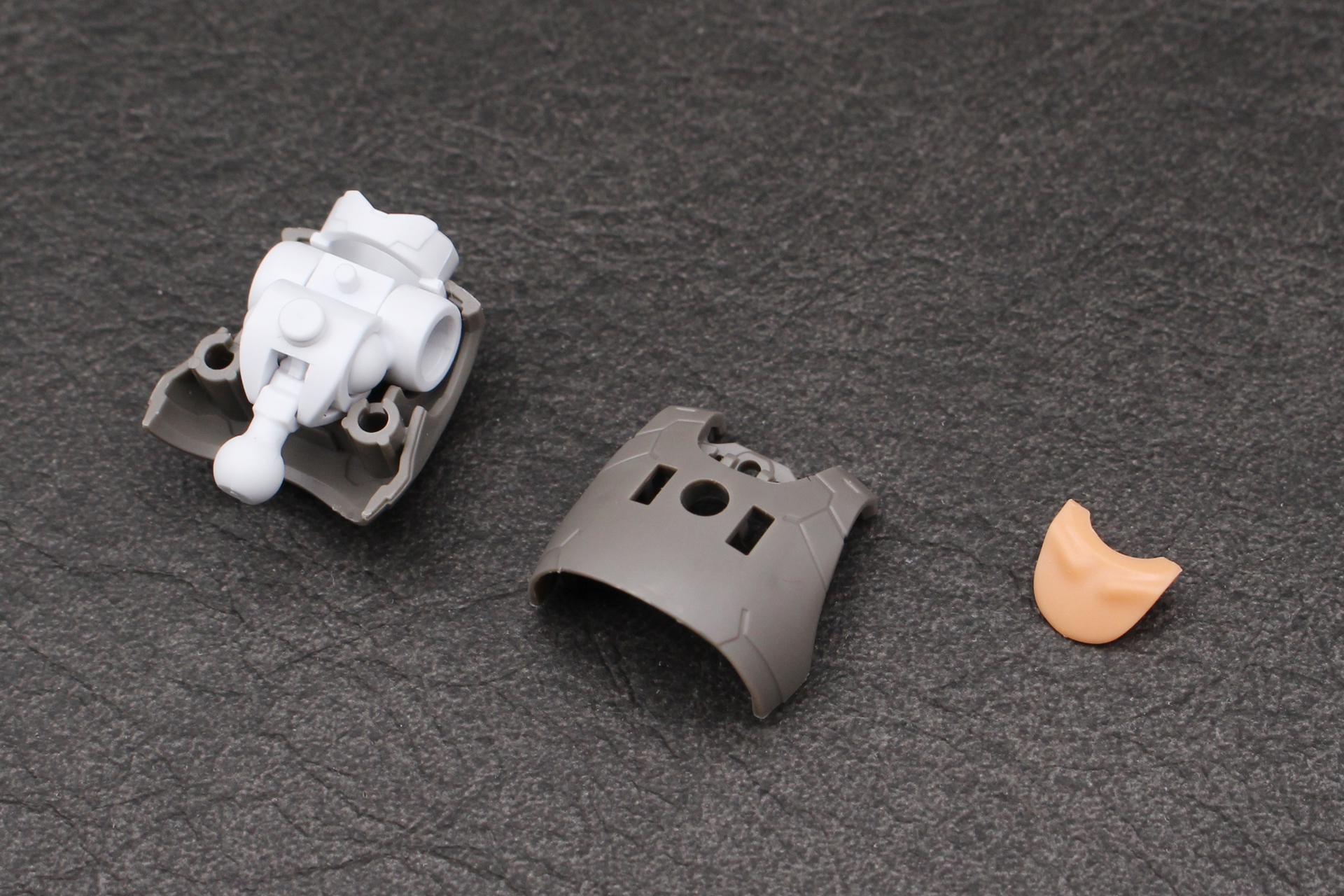 胴体の組み立て。胸部内のジョイントは従来通りの構造だが、襟のパーツも内蔵する