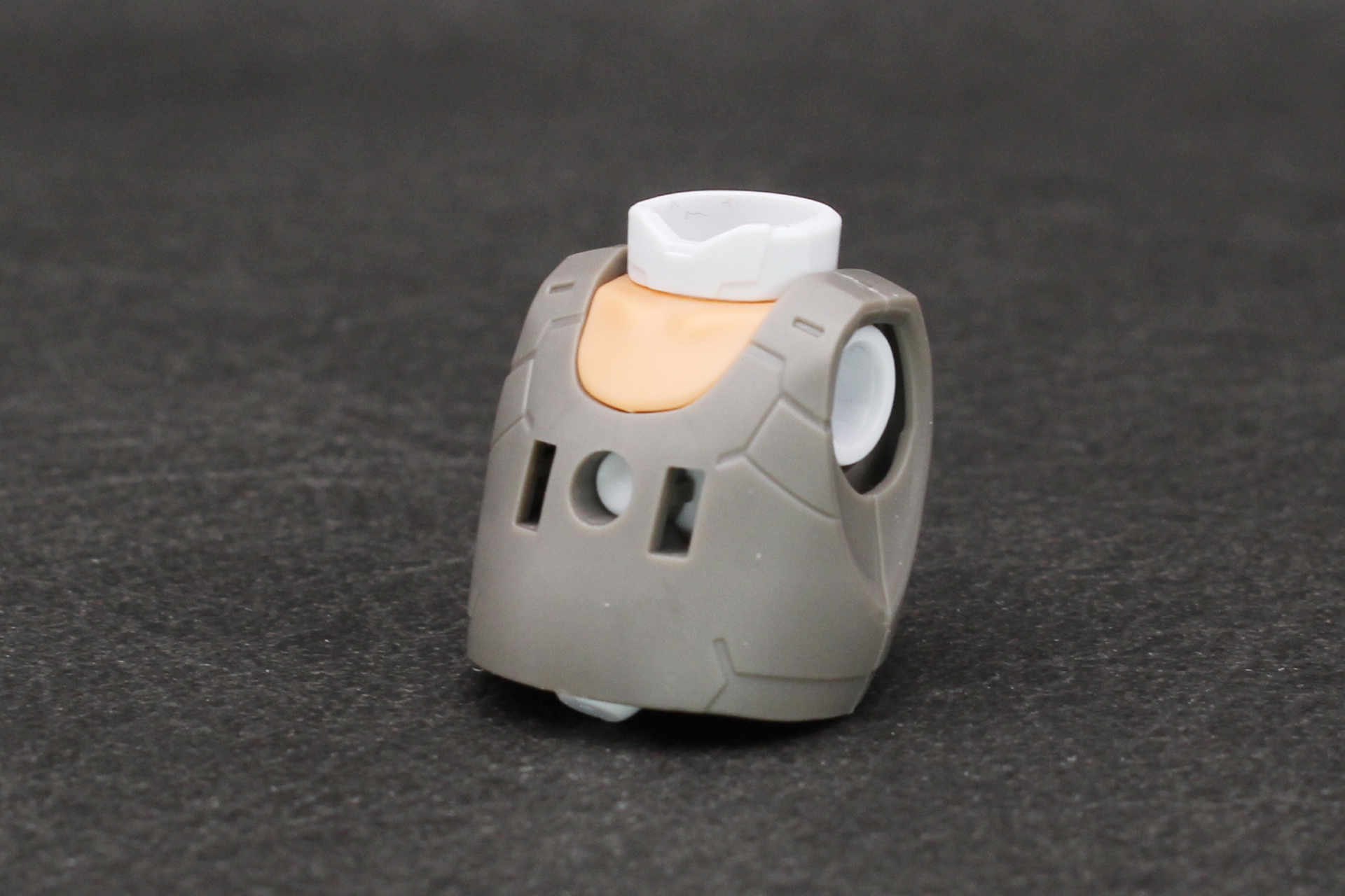 胴体の組み立て。胸部内のジョイントは従来通りの構造だが、襟のパーツも内蔵する