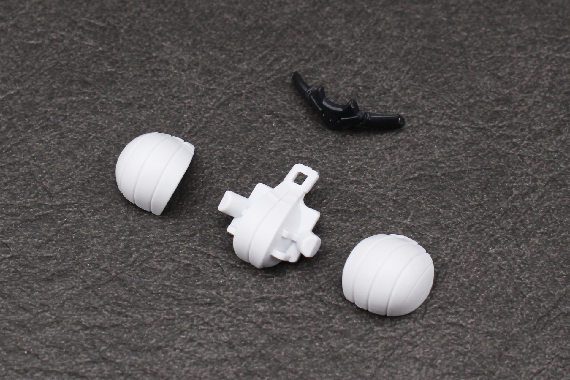 バストパーツの組み立て。中央部を左右のパーツで挟み込む