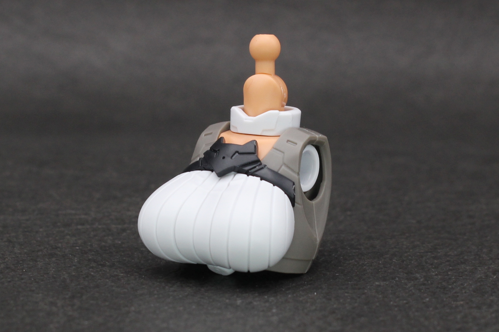 胸部にバストと首のパーツを取り付ける