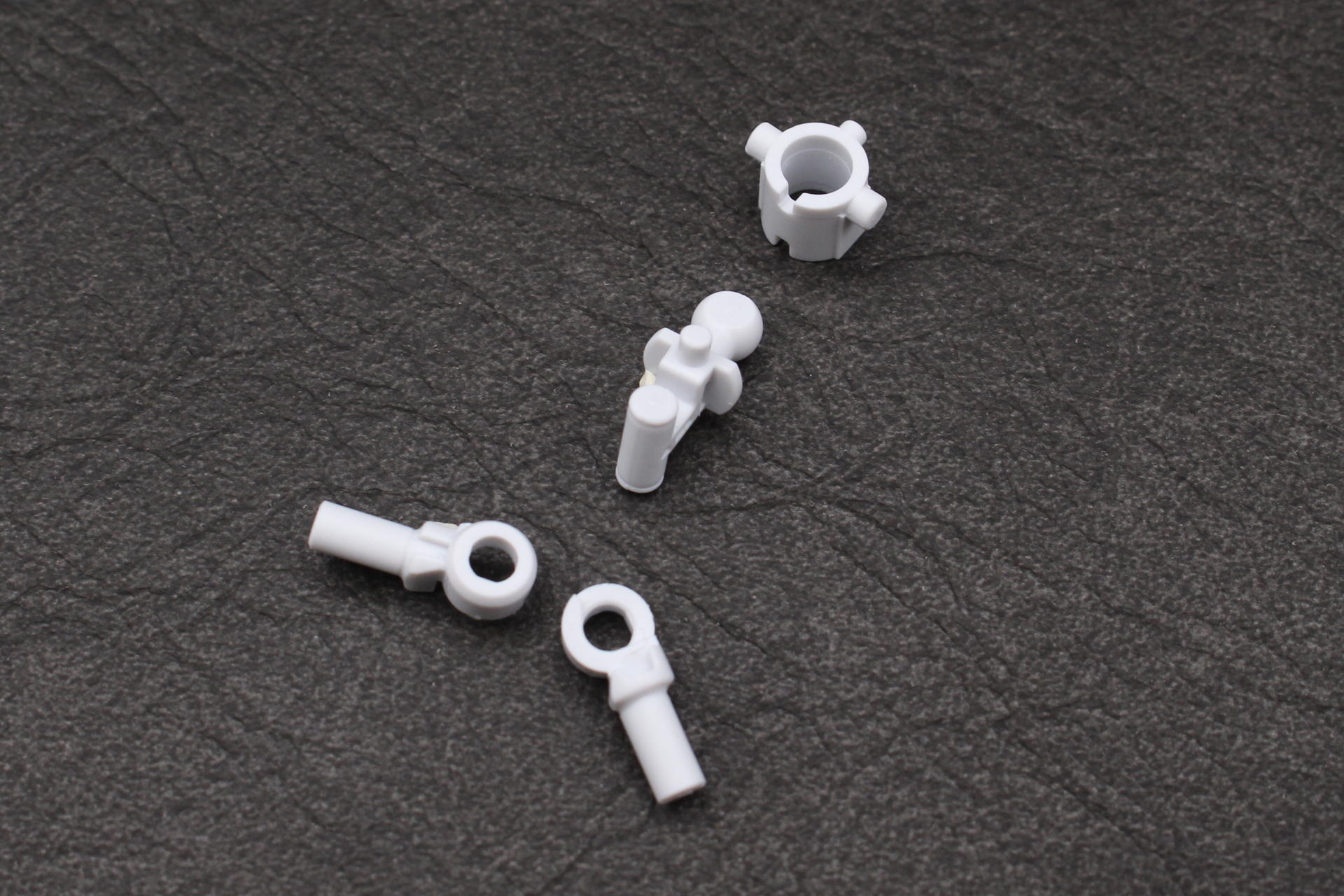 腹部の組み立て。股関節のジョイントは上の部分が新規の構造