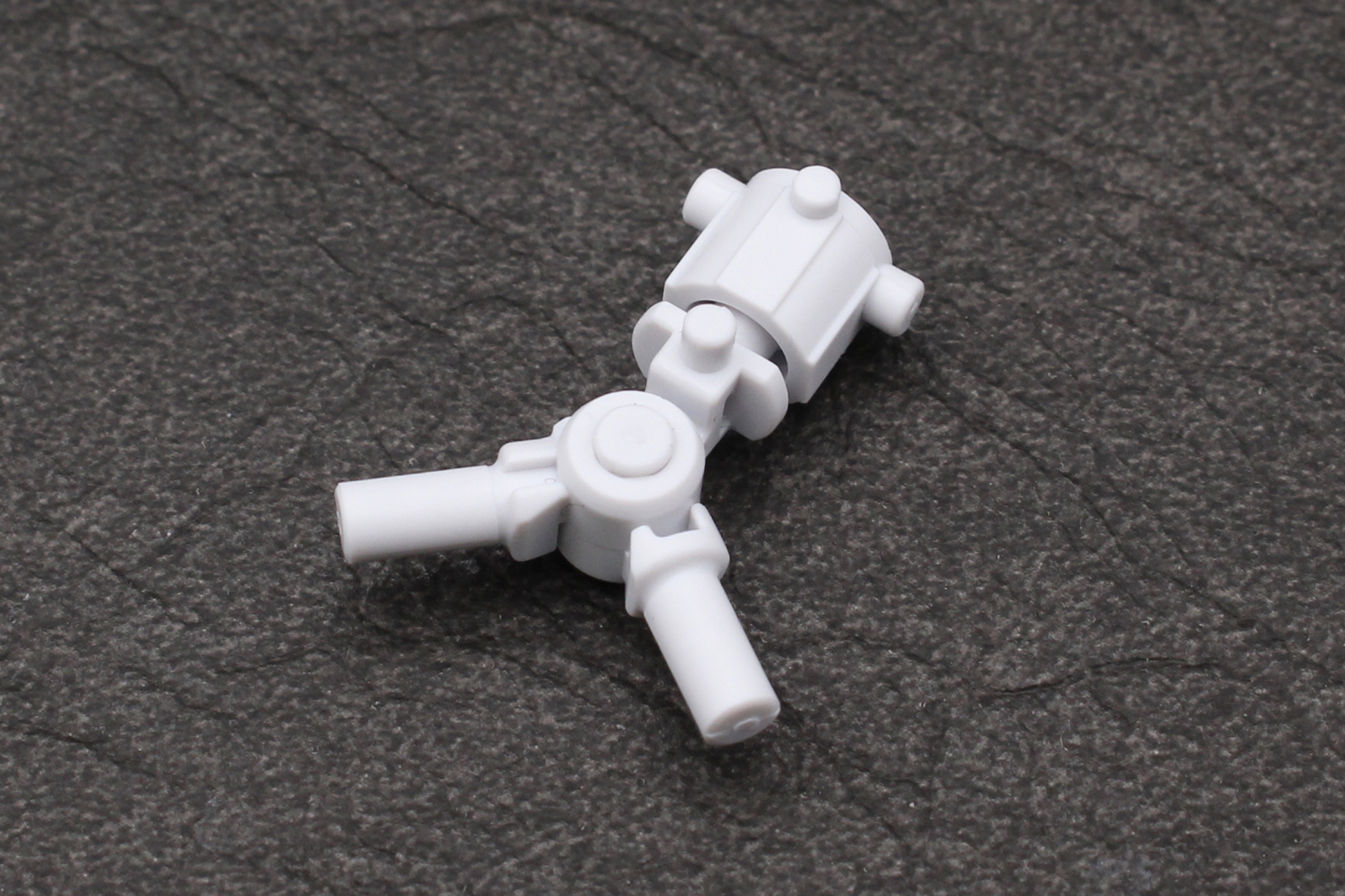 腹部の組み立て。股関節のジョイントは上の部分が新規の構造