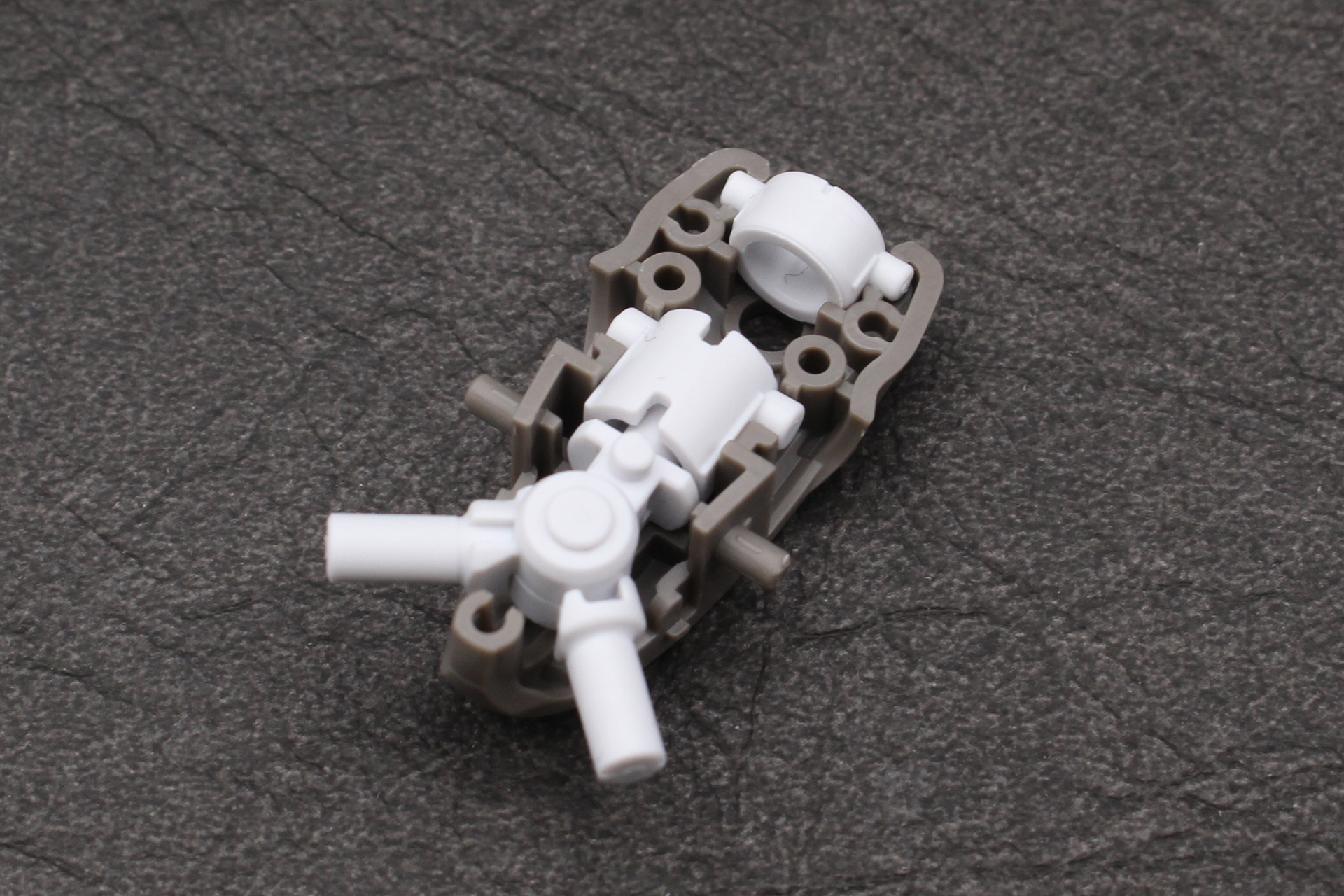 ジョイントを取り付ける。股関節は上部の構造によりわずかに可動する