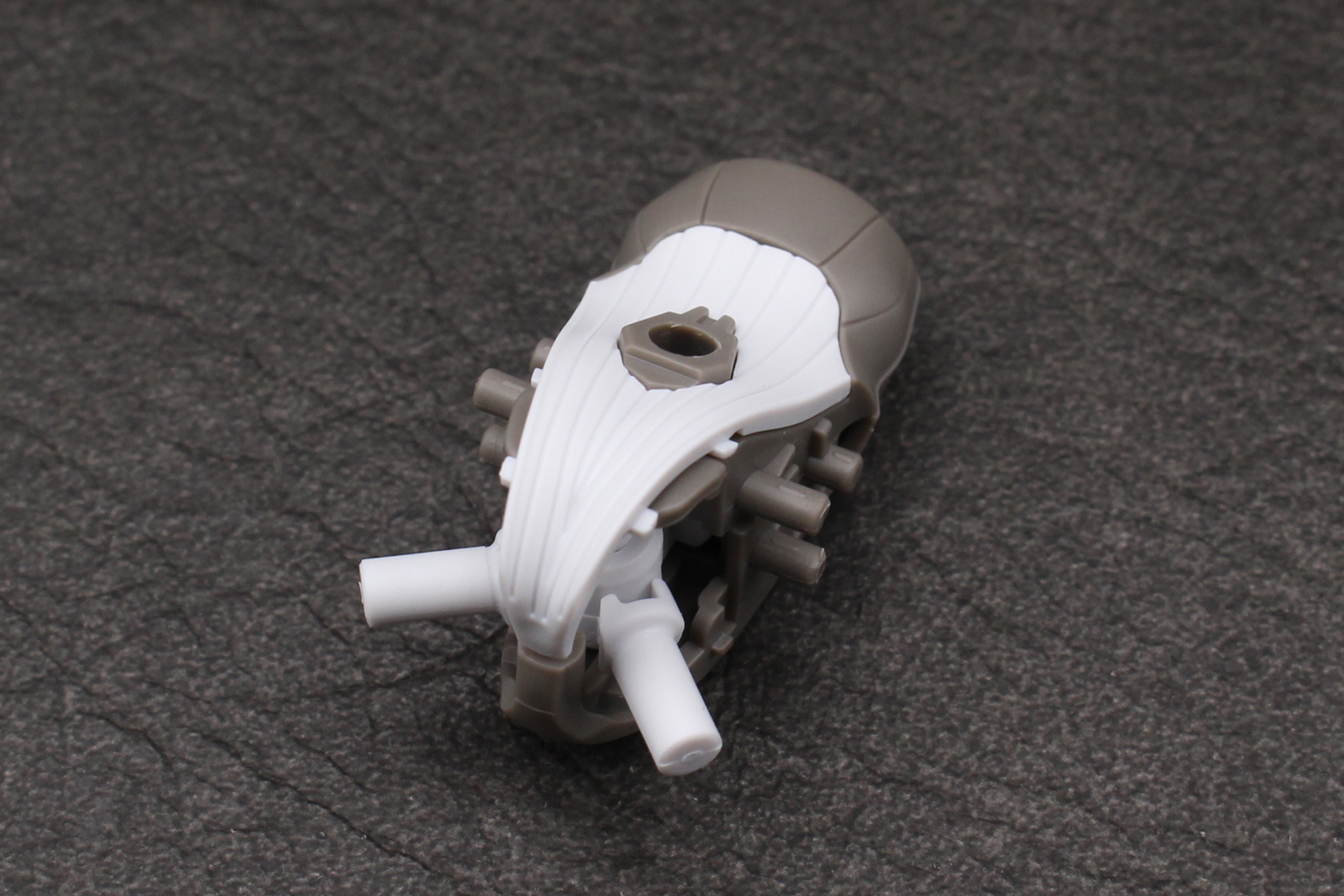 背中側を組み立てて、腹部に取り付ける