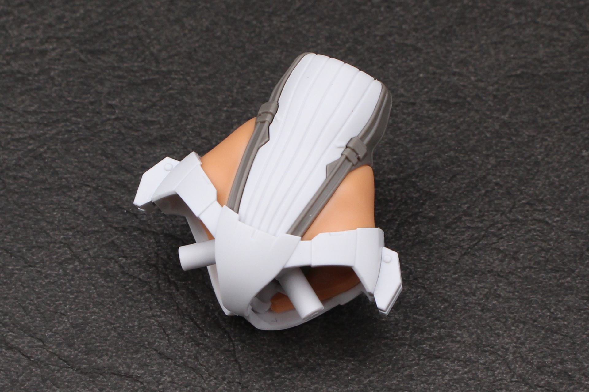 前後からパンツを取り付けて、左右からブロックで固定