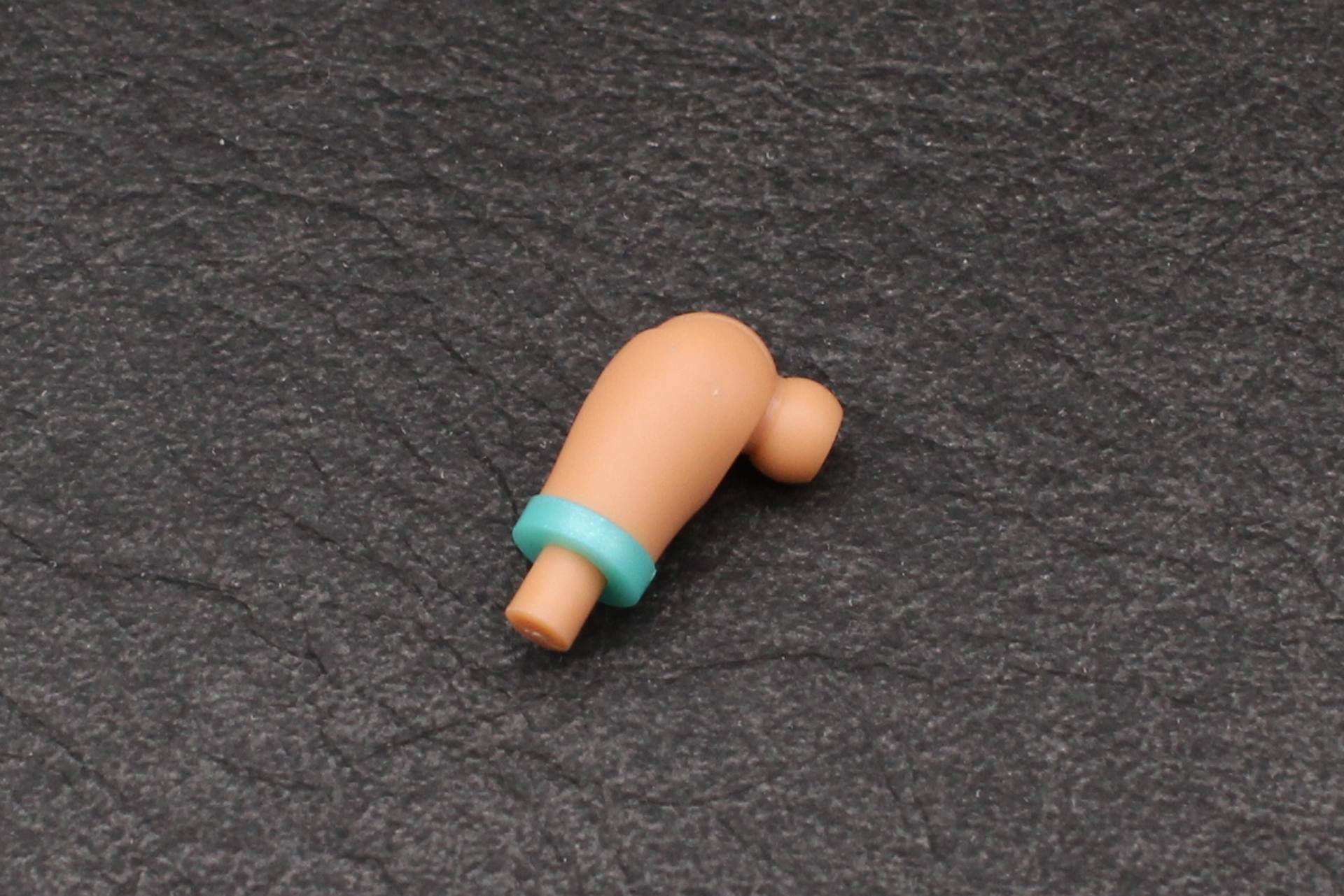 腕の組み立て。上腕にはリングとともにグレーの飾りパーツを取り付ける