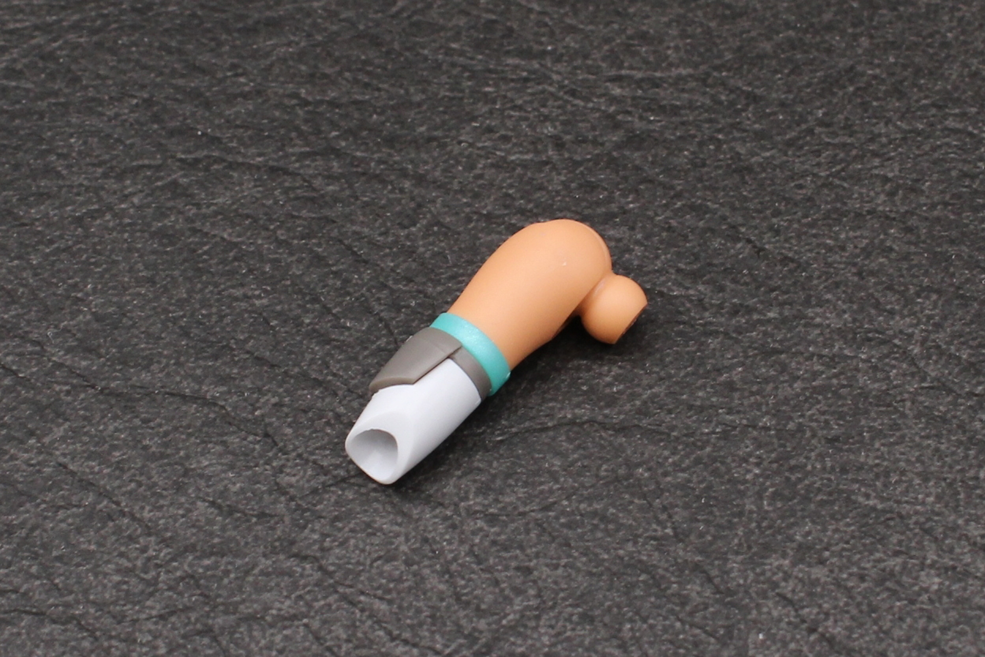 腕の組み立て。上腕にはリングとともにグレーの飾りパーツを取り付ける