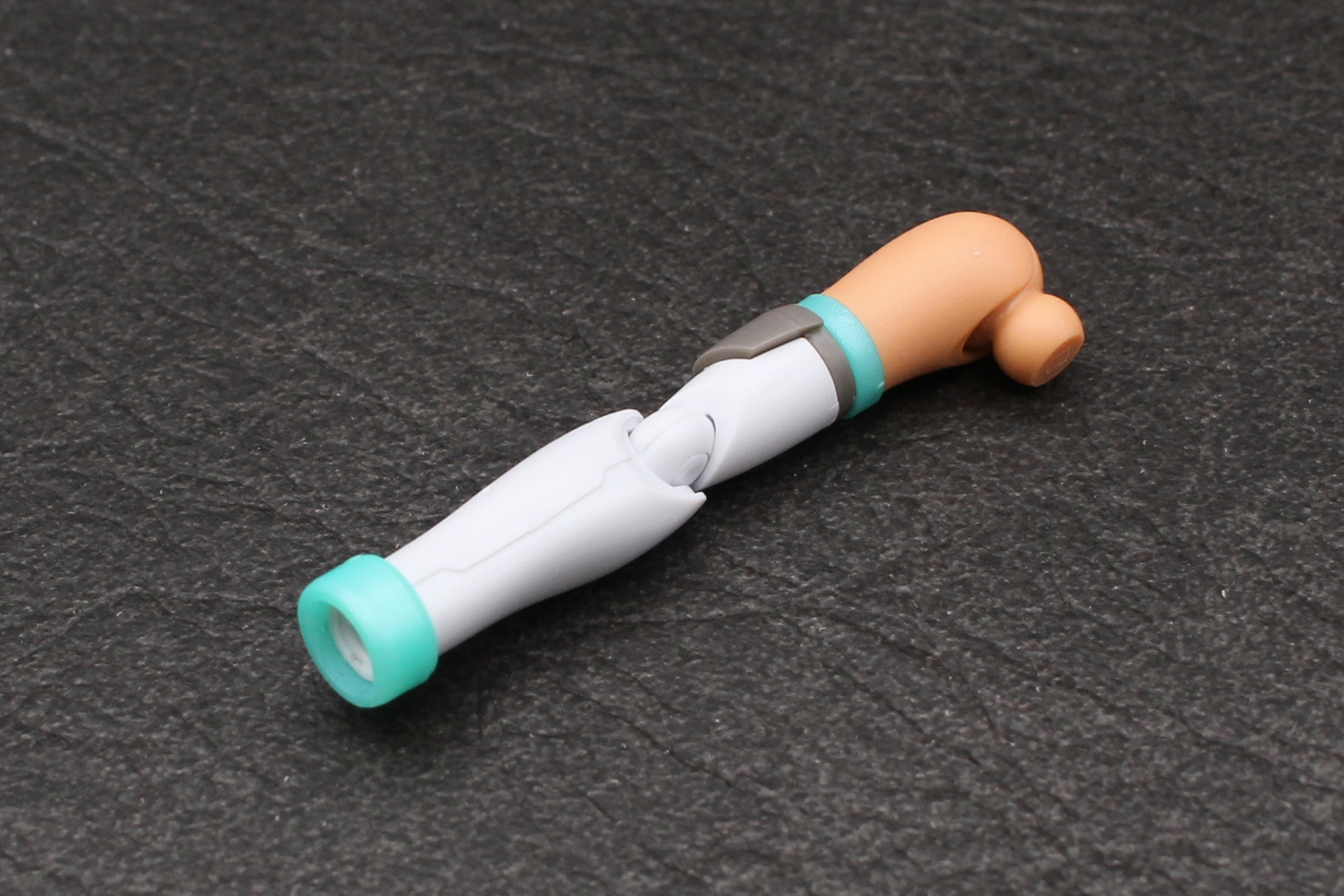 肘のジョイントを組み立てて、前腕を取り付ける。前腕は2パーツ構造で従来のシリーズより長めだ