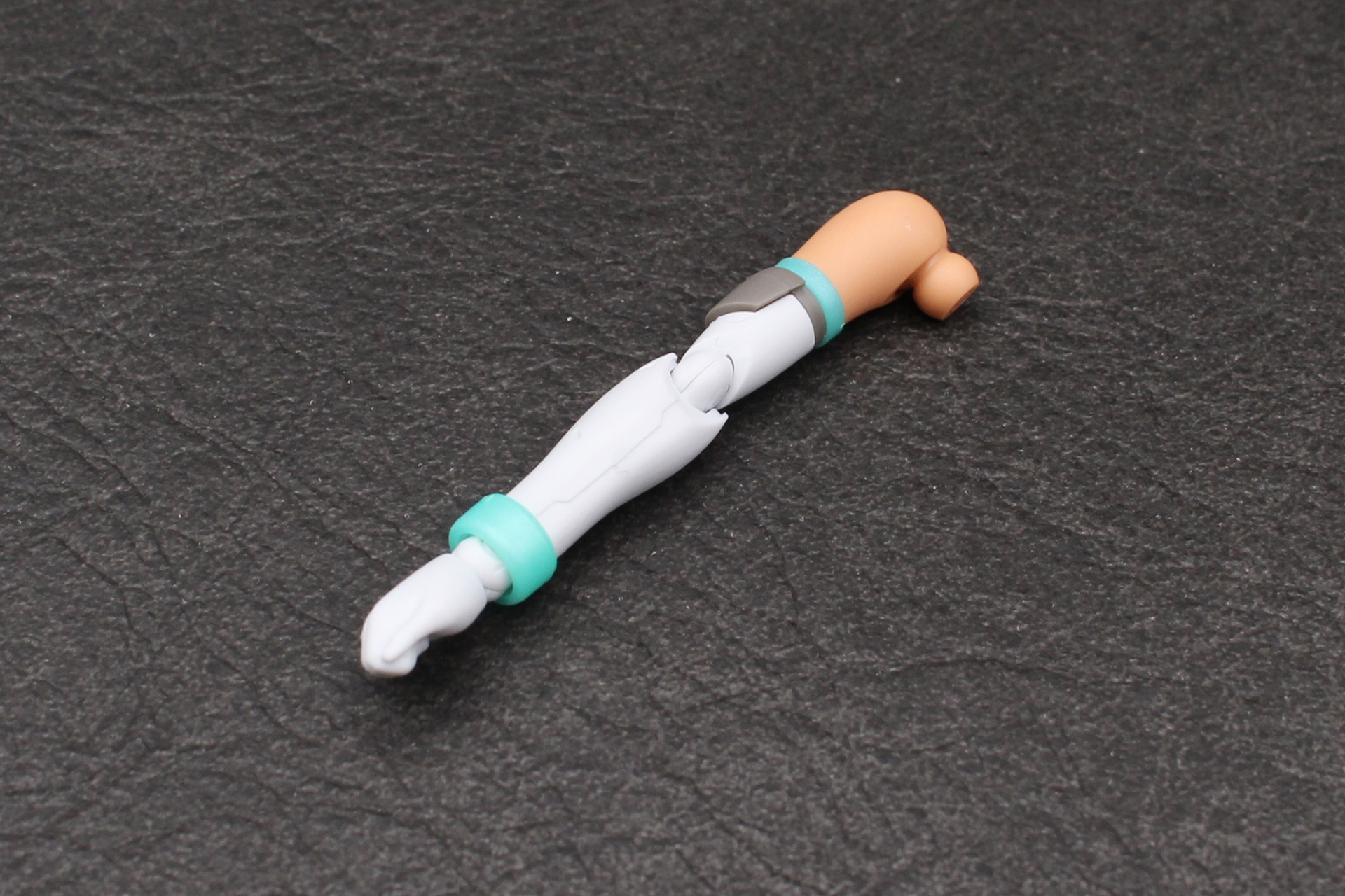 ハンドパーツを取り付けて右腕が完成