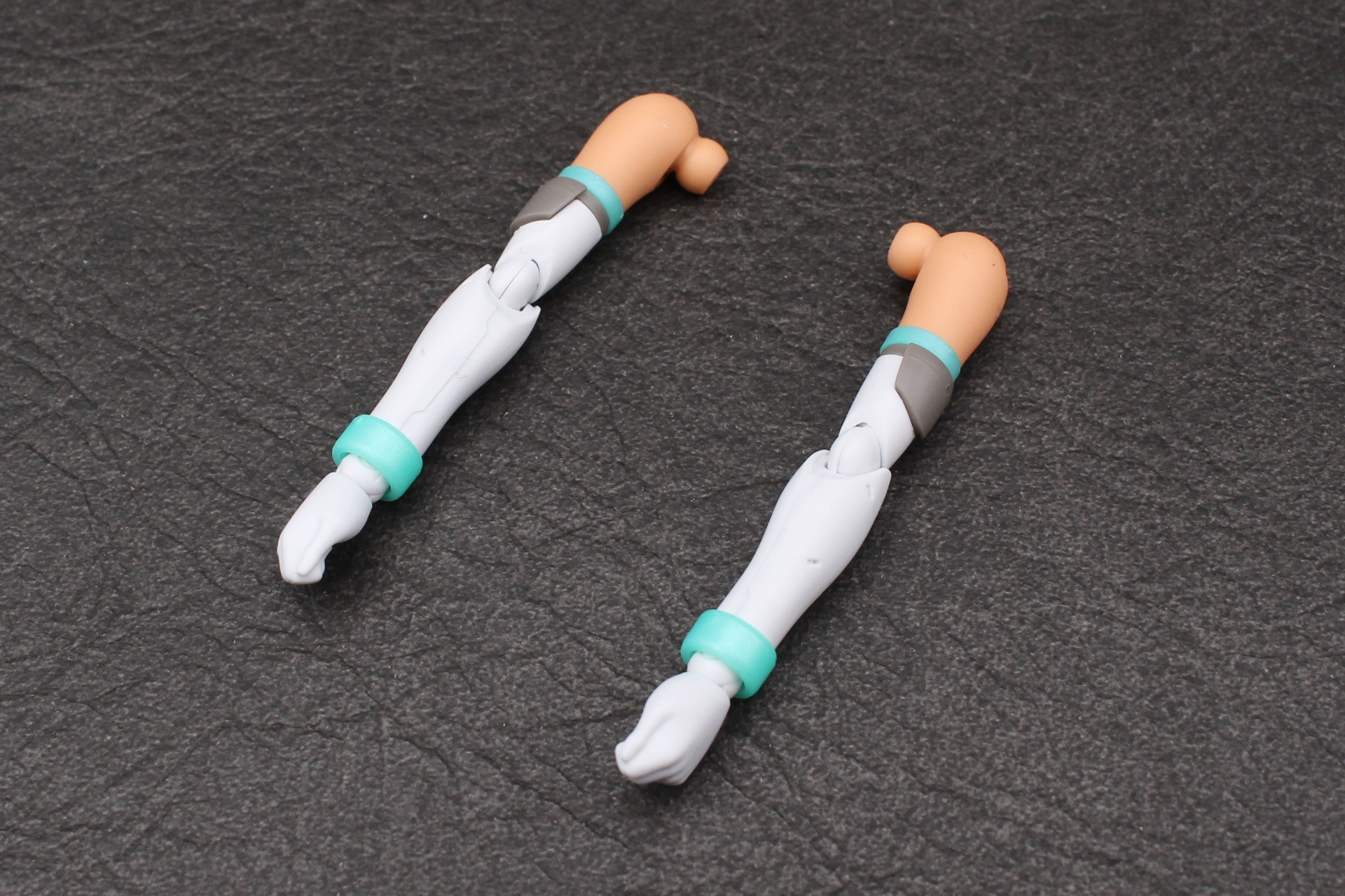 左腕も同様に組み立てる