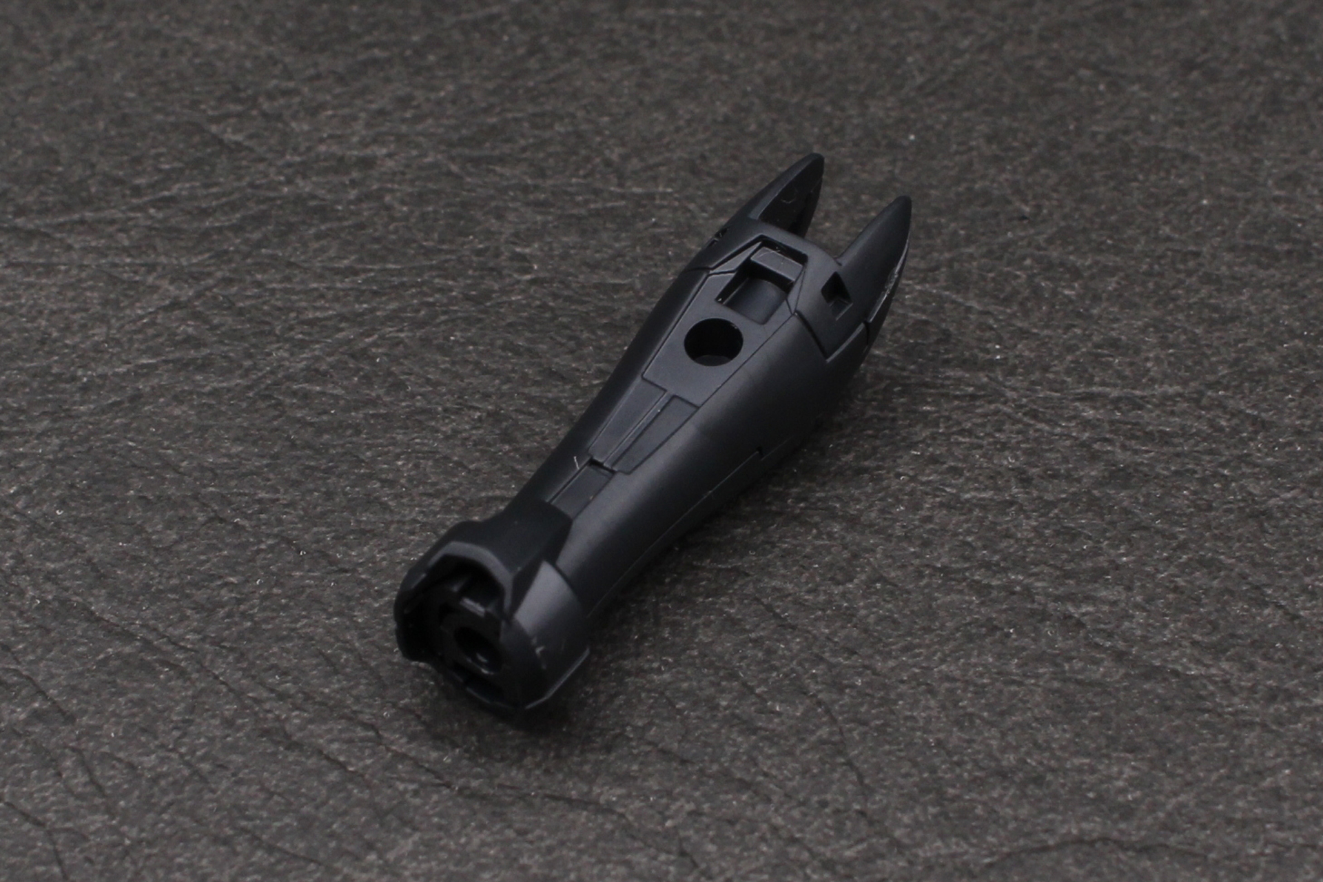 脚部の組み立ては脛から。下側の飾りは半固定で可動する構造