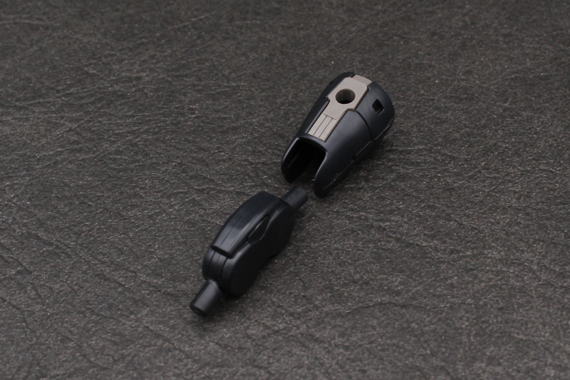 大腿部下側と膝関節を組み立ててて膝下を取り付ける