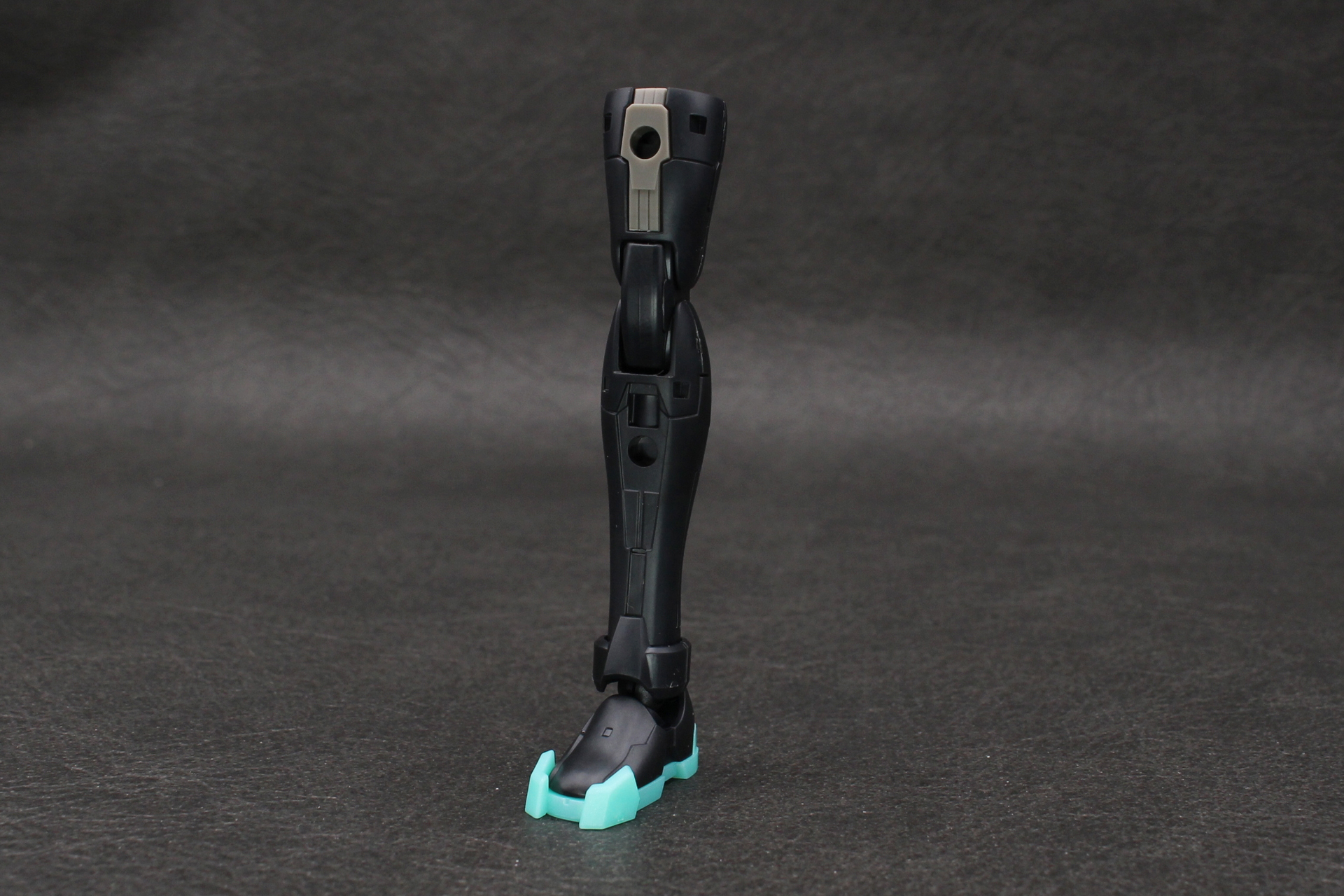 大腿部下側と膝関節を組み立ててて膝下を取り付ける