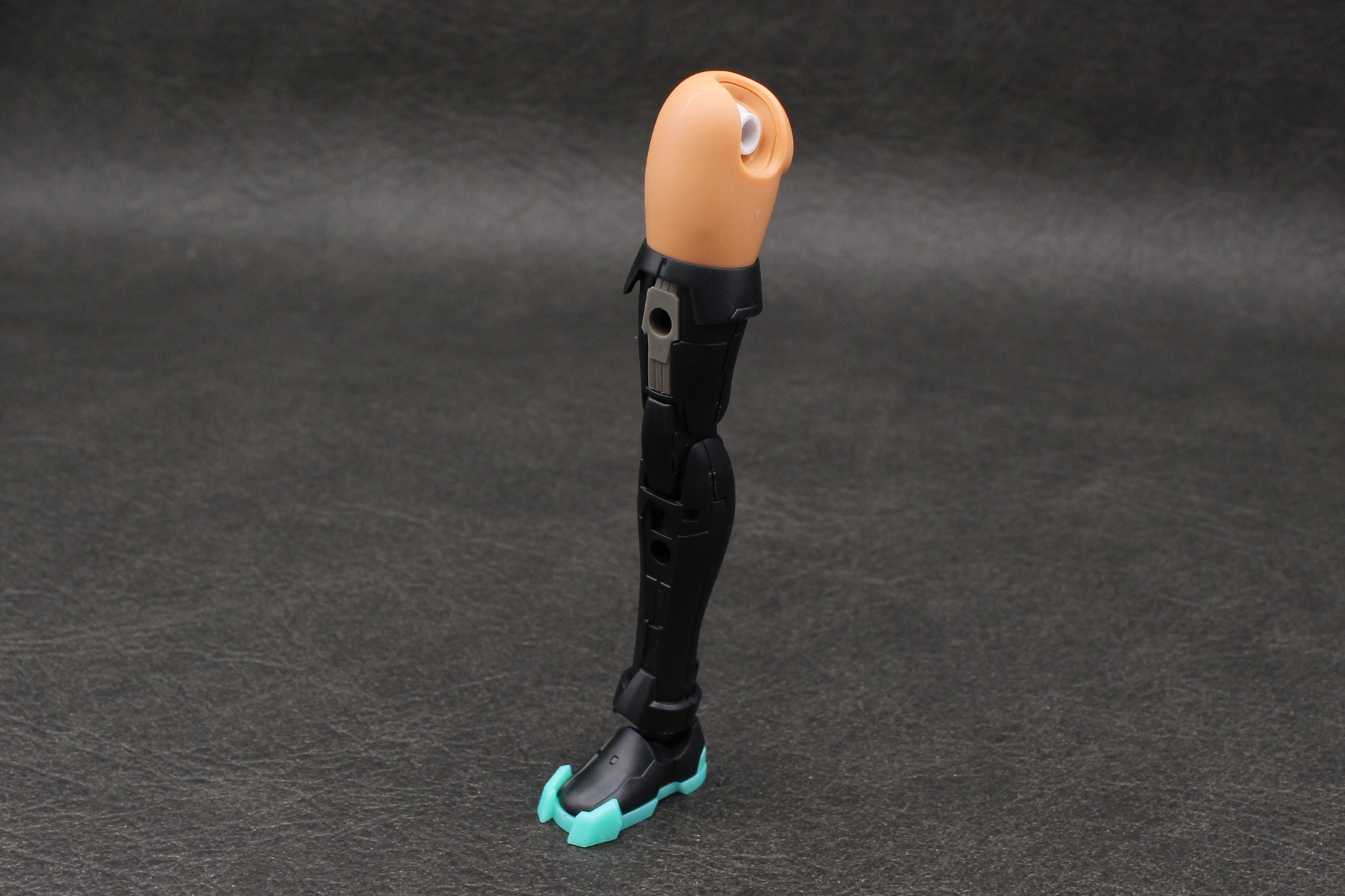 大腿部の上側を組み立てて取り付け、右脚が完成