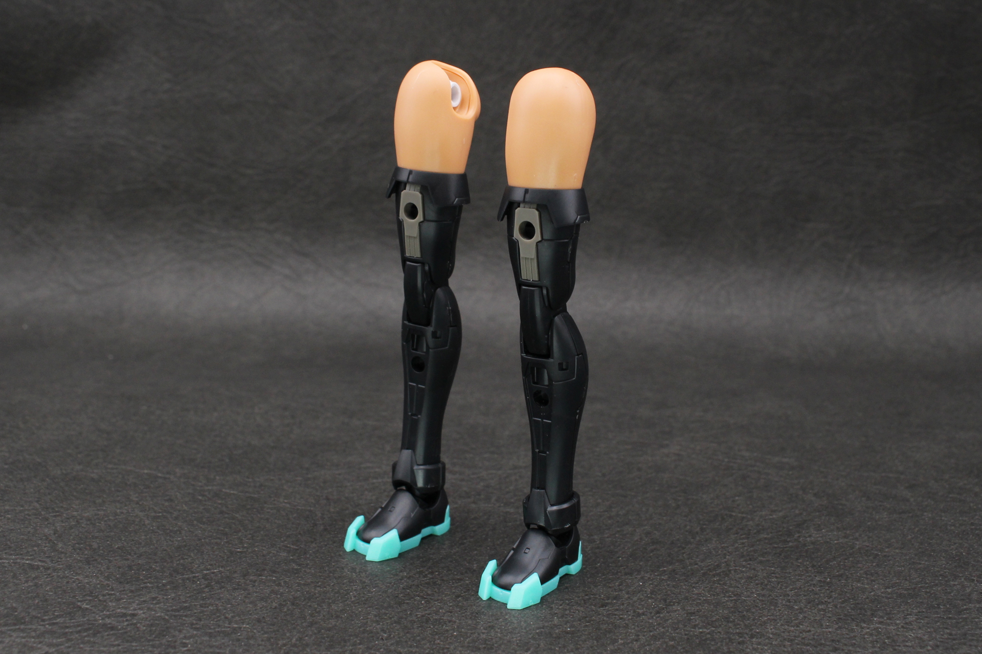 左脚も同様に組み立てる