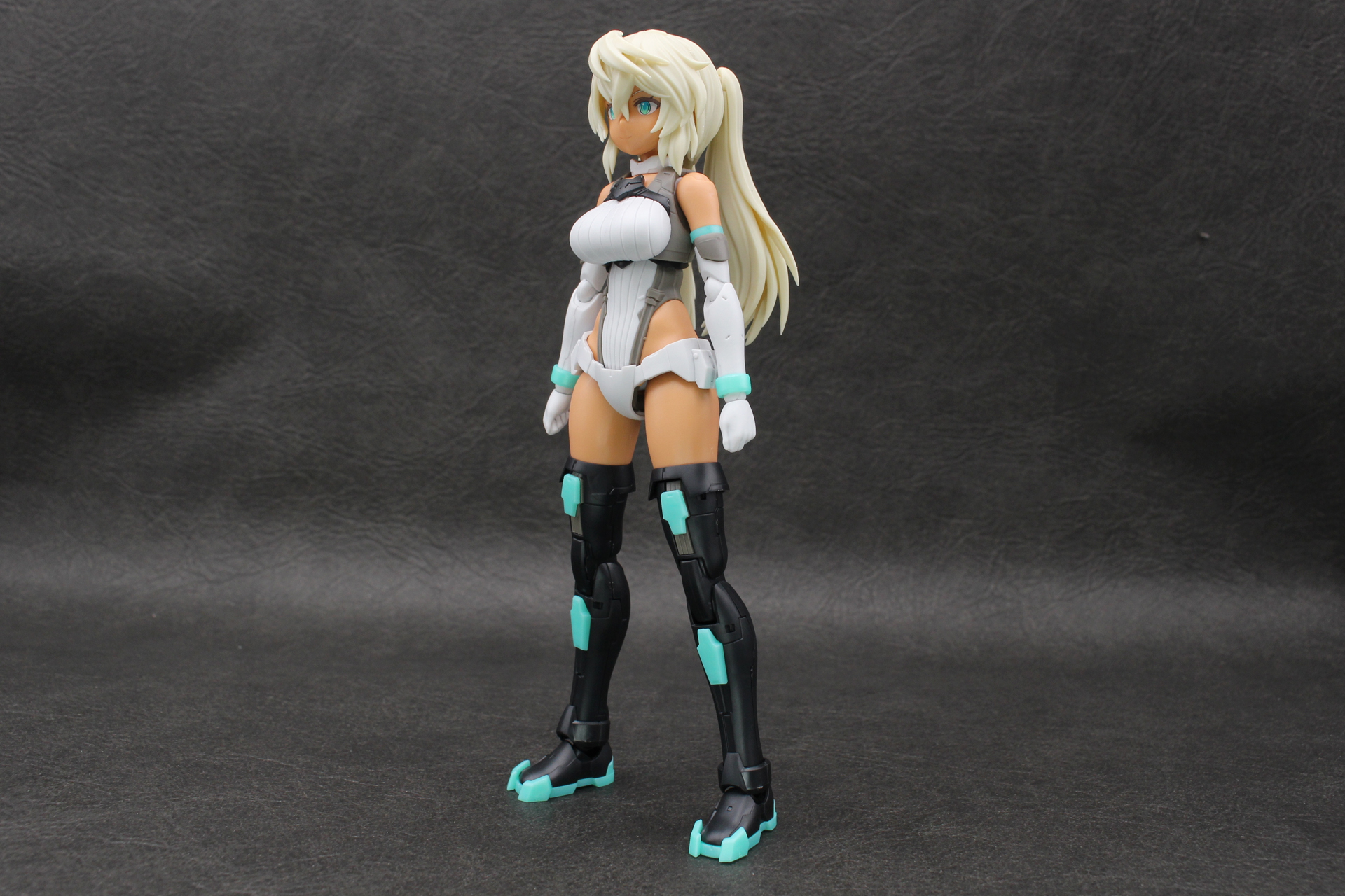 各部位を取り付け、脚部の飾りを取り付ければセスティエノーマルモードが完成