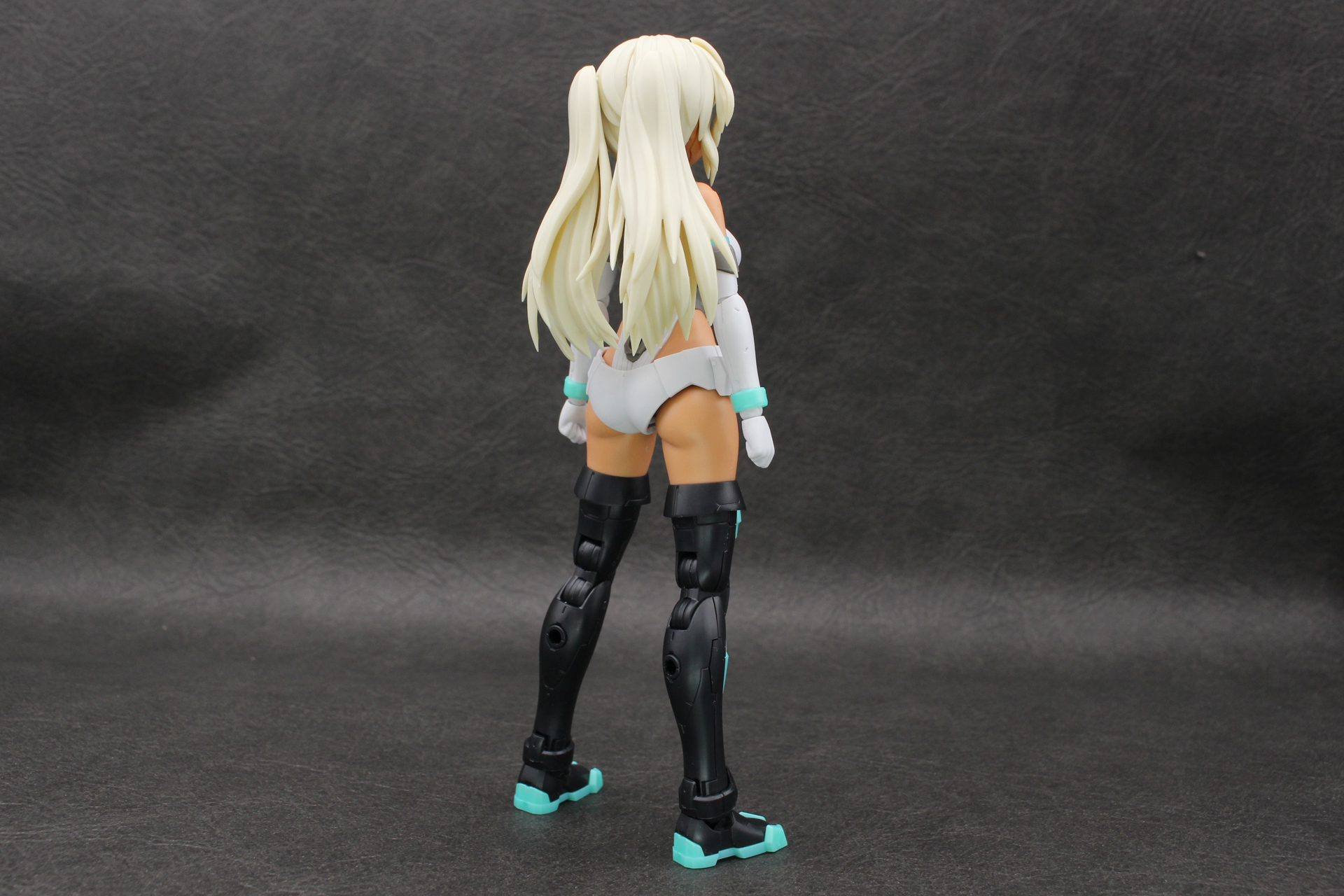 バックショット。ロングツインテールは左右をまとめるとロングヘア風のシルエットになる