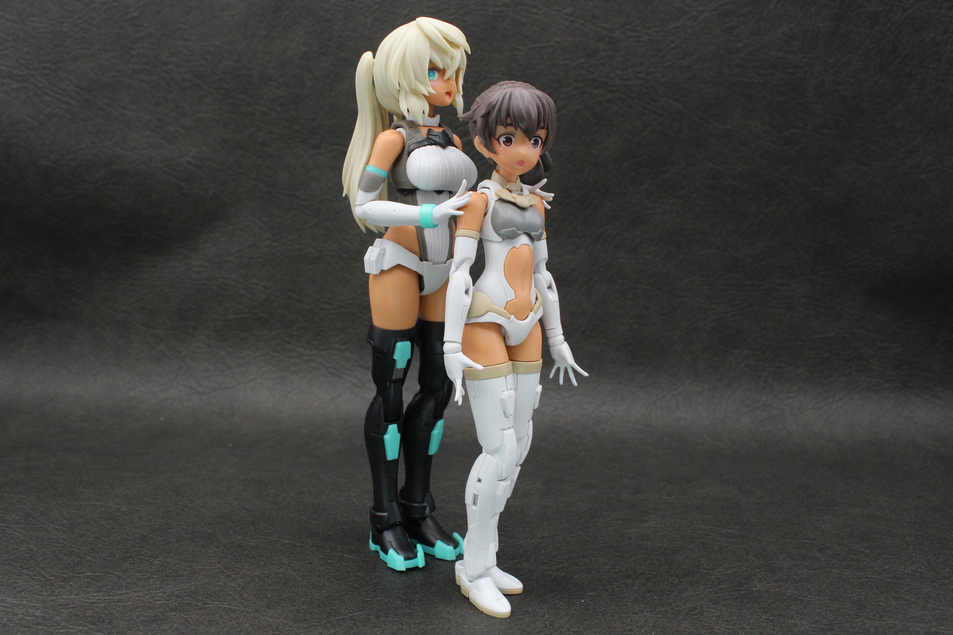 SIS-A00 ルルチェ（全高約140mm）との比較。身長だけでなく体格も異なっている