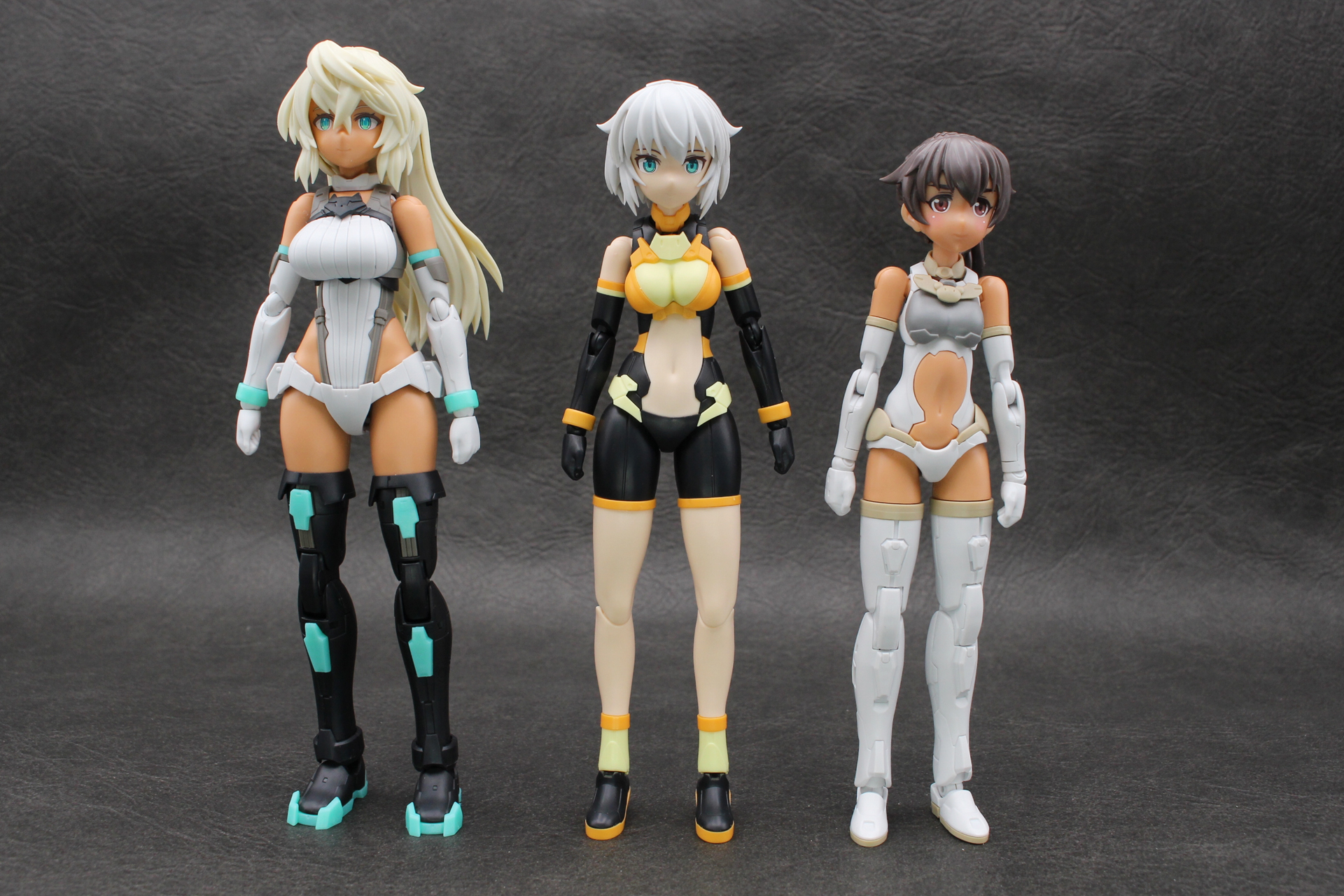 左からセスティエ、リシェッタ（フリージアウエア／全高約145mm）、ルルチェ。色々な部分を比べてみてほしい