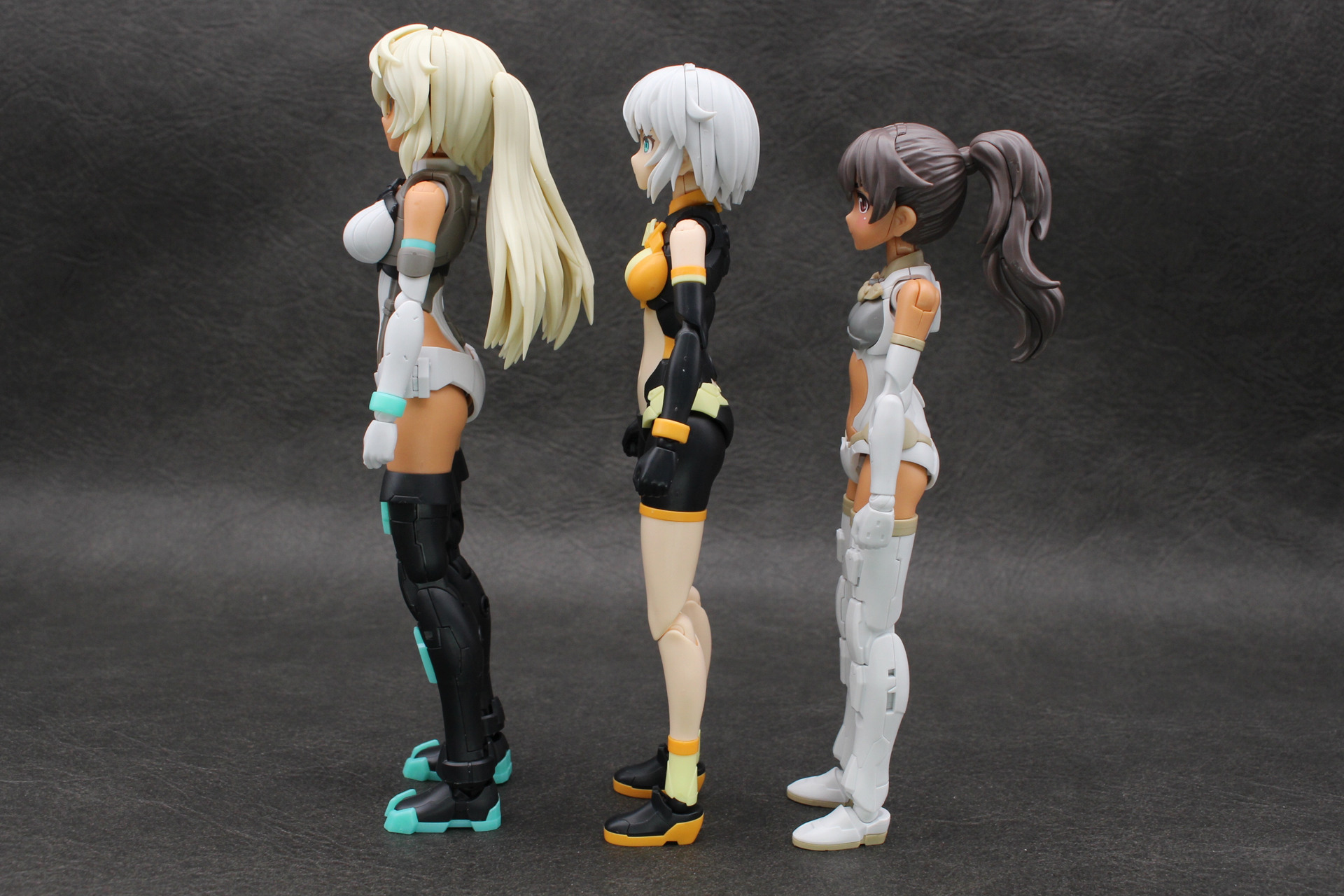 左からセスティエ、リシェッタ（フリージアウエア／全高約145mm）、ルルチェ。色々な部分を比べてみてほしい