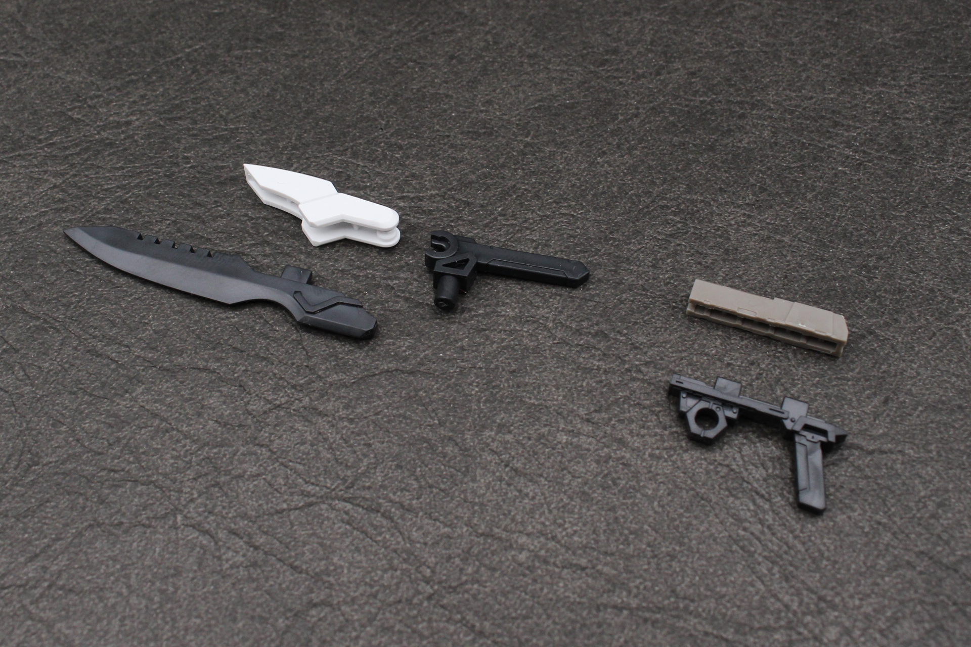 武器の組み立て。ハンドガンは無可動、ナイフはグリップ部分が可動する