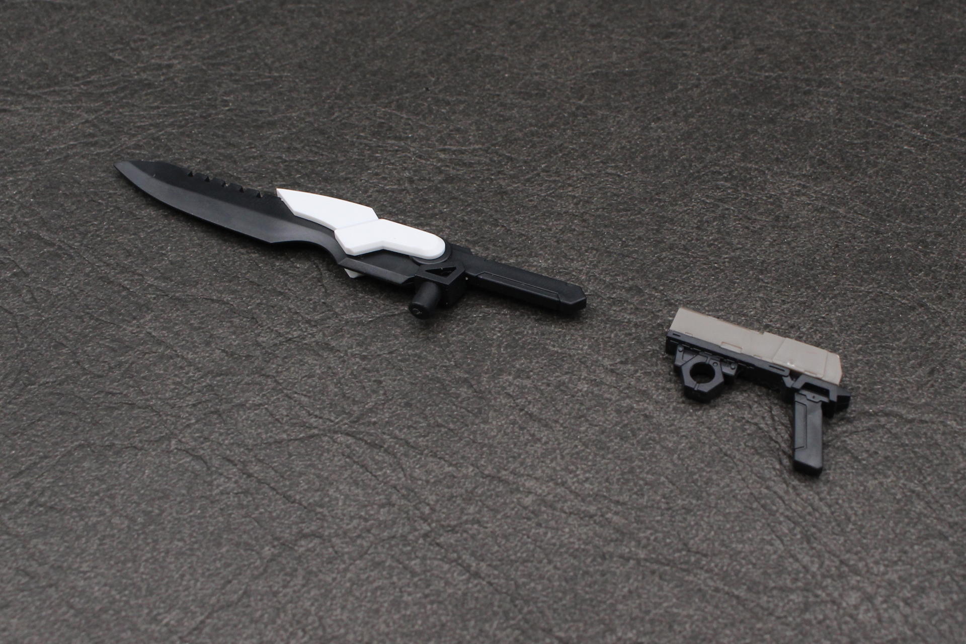 武器の組み立て。ハンドガンは無可動、ナイフはグリップ部分が可動する