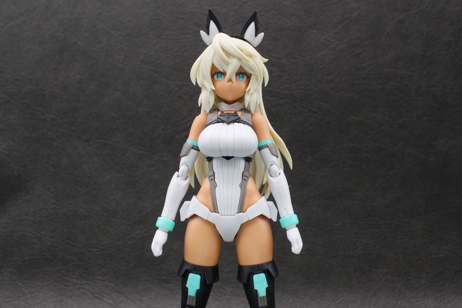 カチューシャを取り付けてアームドモードが完成。武器は専用の持ち手を使って装備する