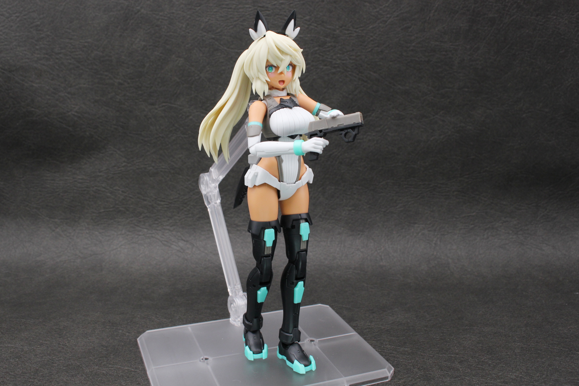 カチューシャを取り付けてアームドモードが完成。武器は専用の持ち手を使って装備する