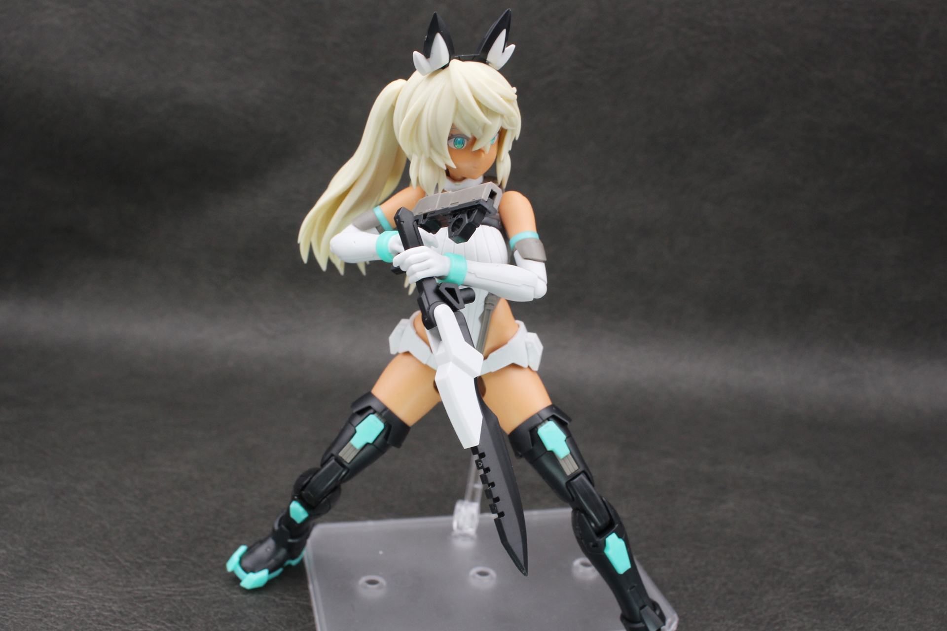 ハンドガンとナイフを両方使えばCQC（近接戦闘）風のポーズも決まる