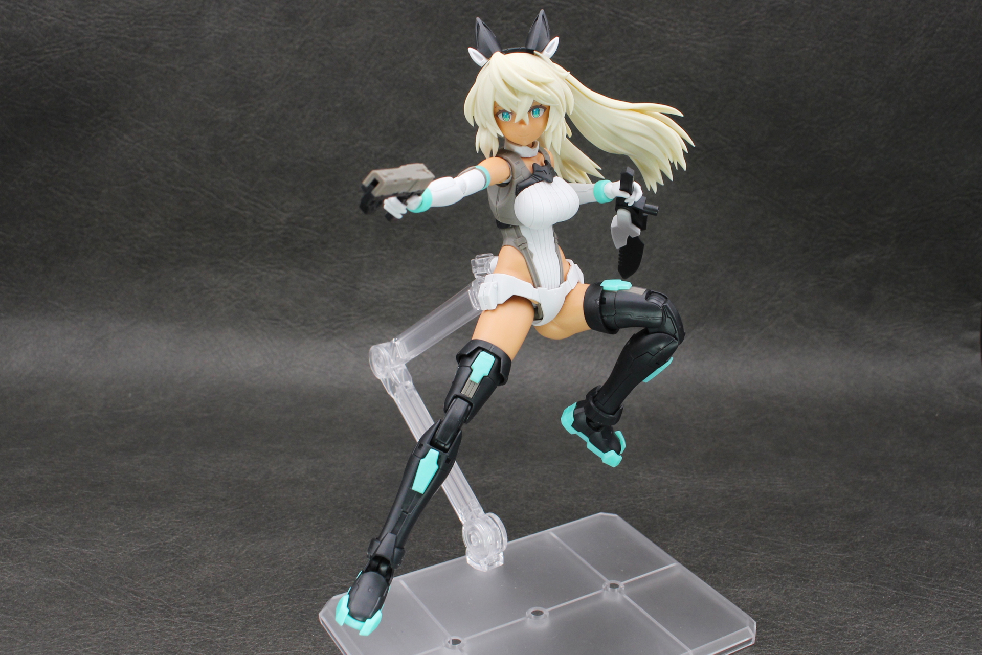 ハンドガンとナイフを両方使えばCQC（近接戦闘）風のポーズも決まる