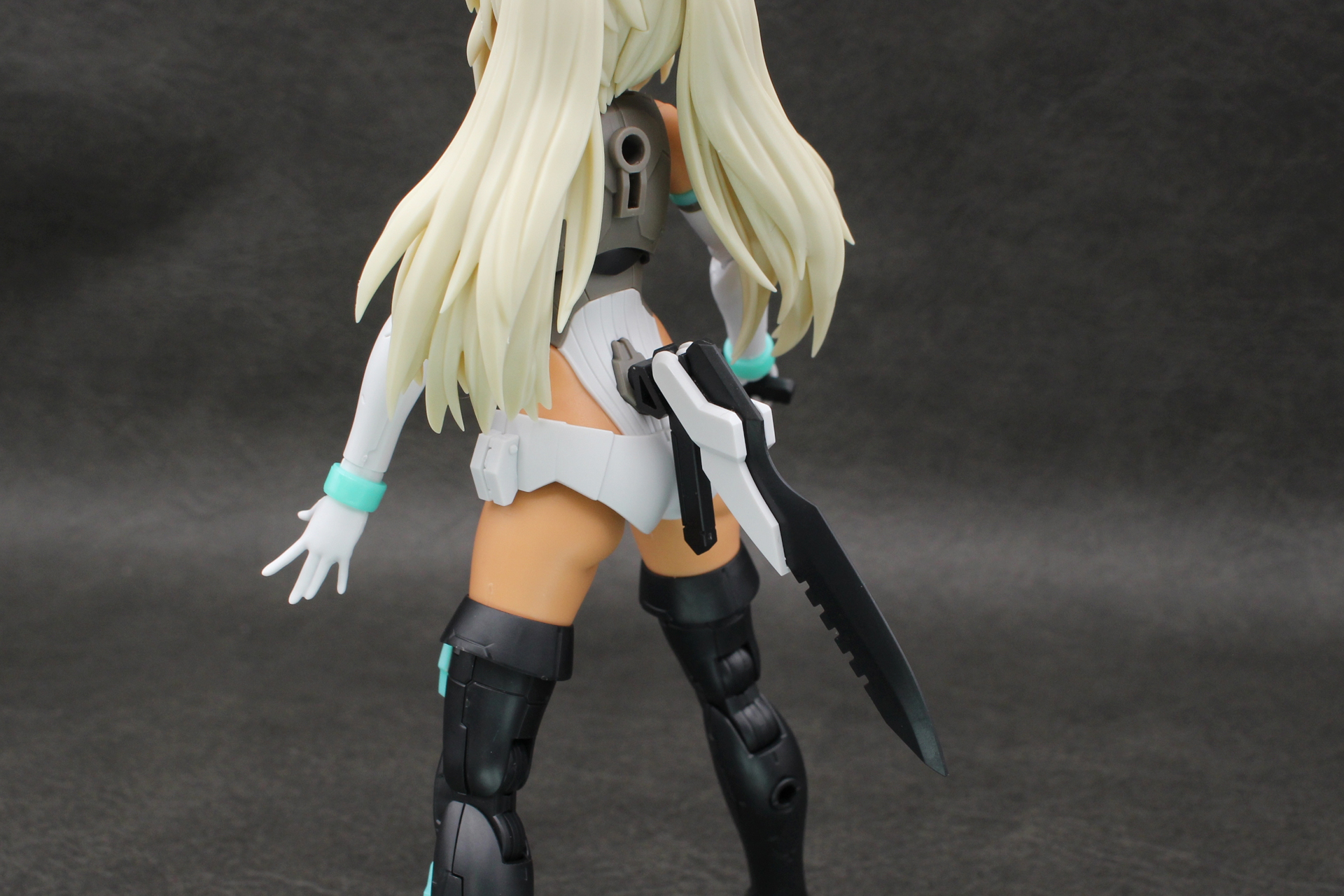 ナイフはグリップを稼働させることで、腰に装備が可能だ