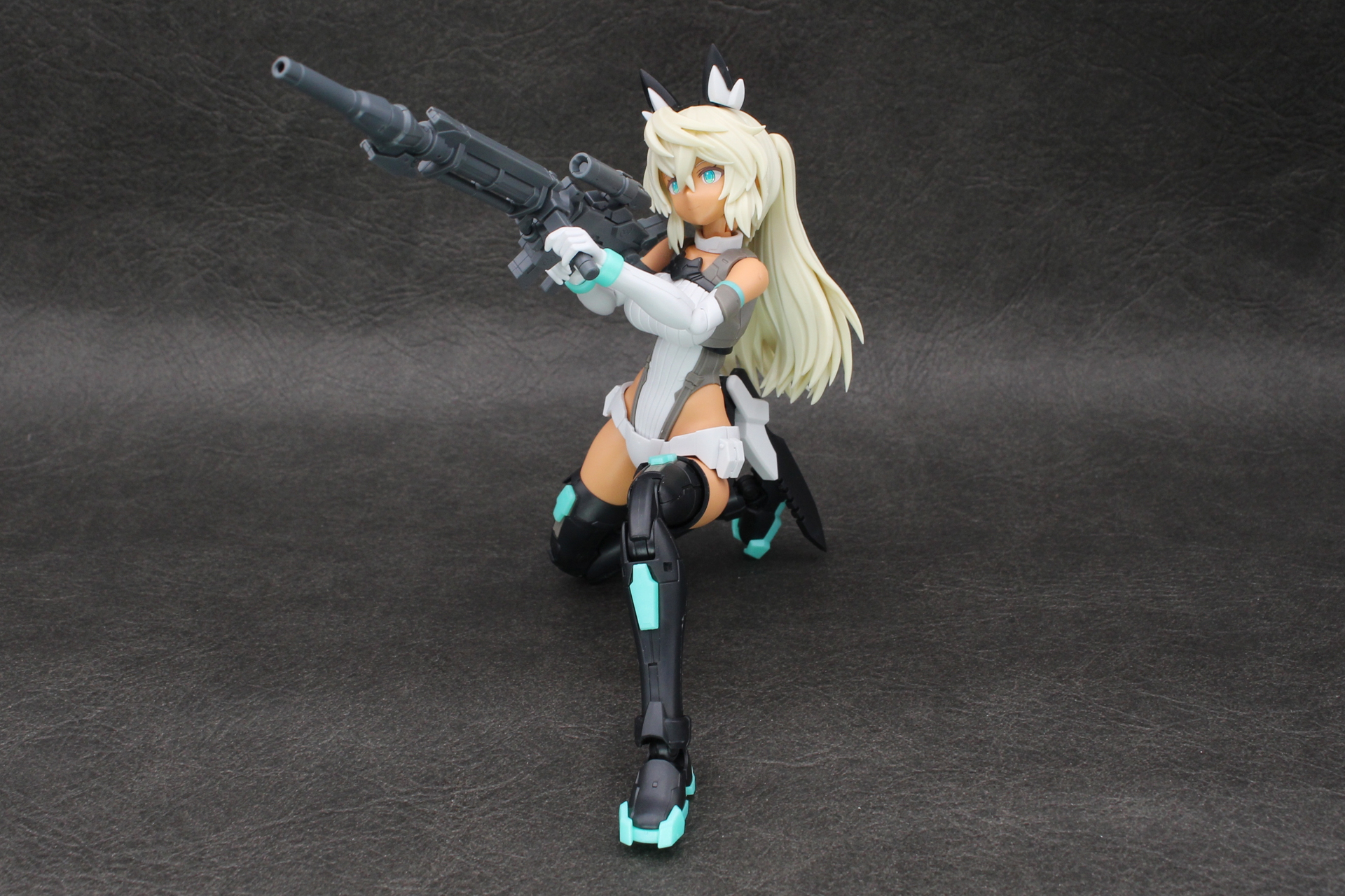 「30MM 1/144 アルト用オプションウェポン1」のスナイパーライフルを装備させたポーズ。アームドモードもほぼ素体の状態なのでポーズを決めやすい