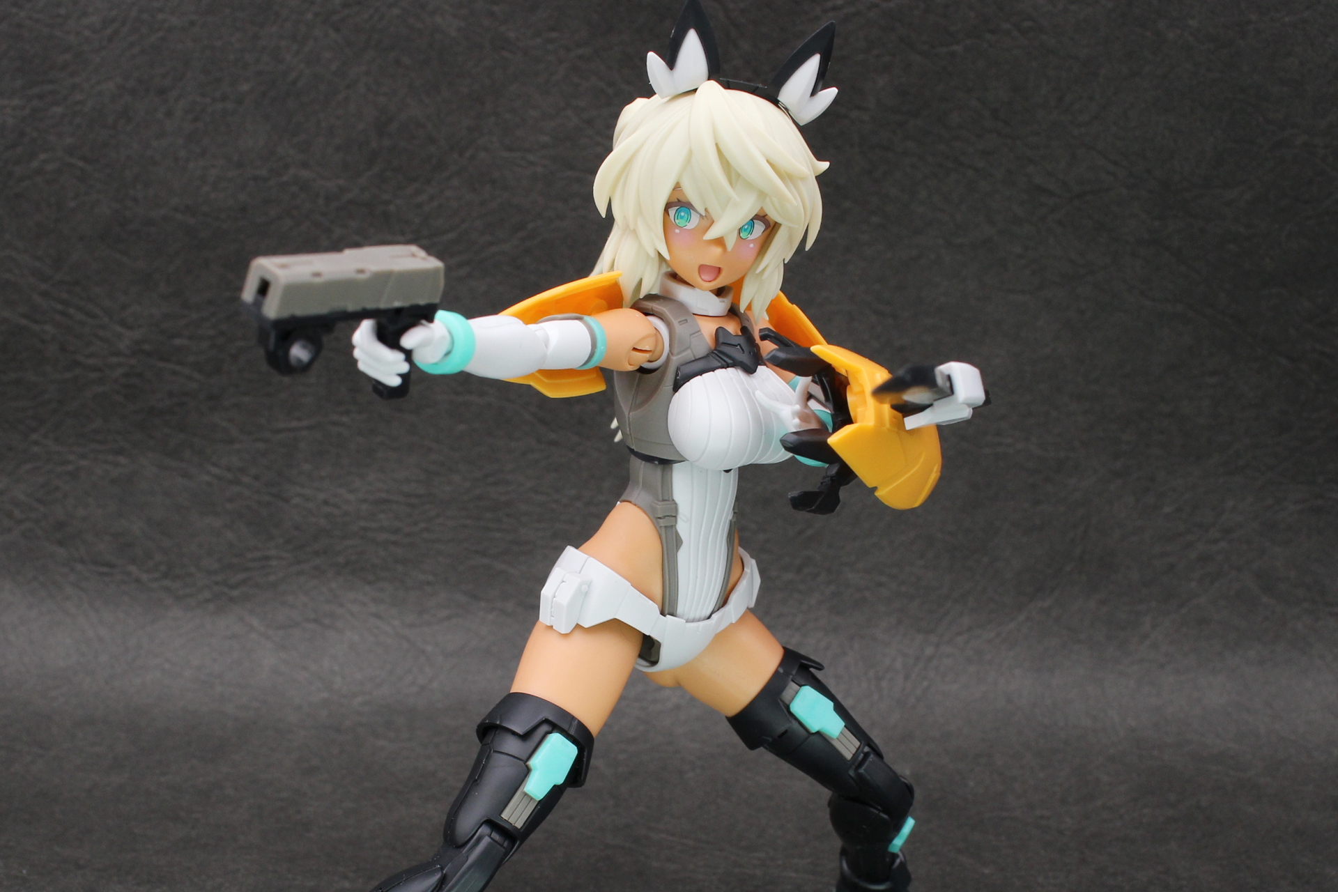 付属のジョイント付きリングを使えば、30MSシリーズの武装も装着が可能だ