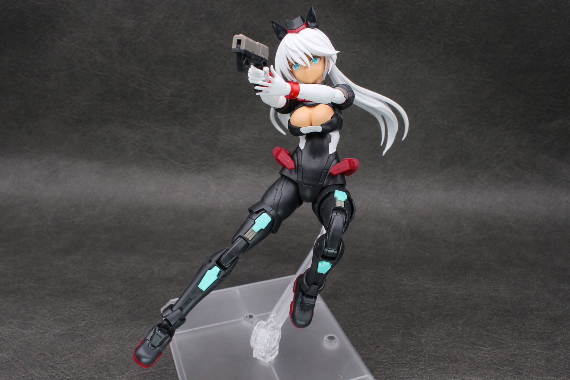 サージェントコスチュームを装備したセスティエ。黒が多いことにより、特殊部隊的なイメージが強まる。ツインテールはセスティエのそれより細めだ