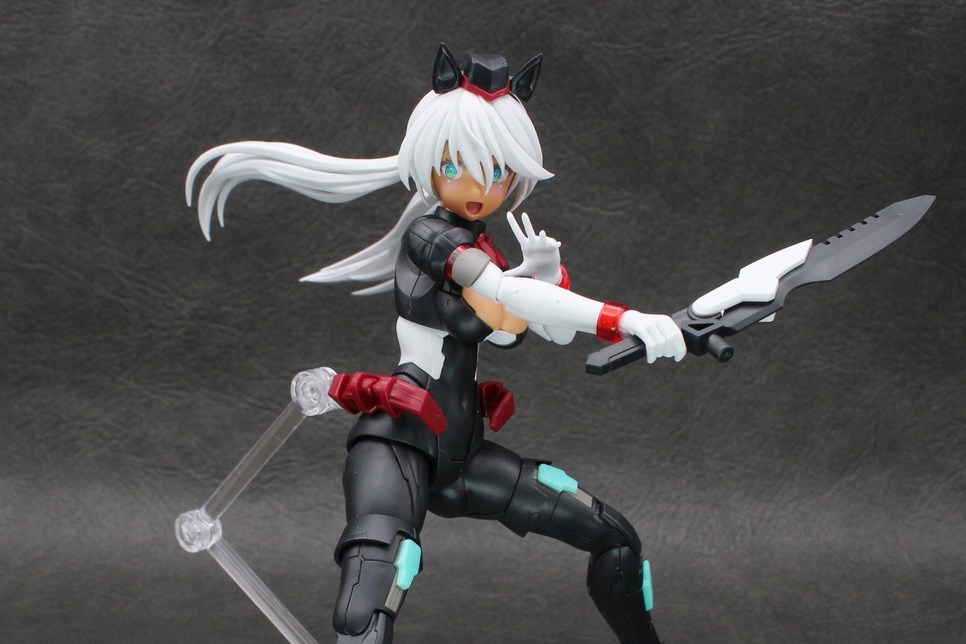 サージェントコスチュームを装備したセスティエ。黒が多いことにより、特殊部隊的なイメージが強まる。ツインテールはセスティエのそれより細めだ