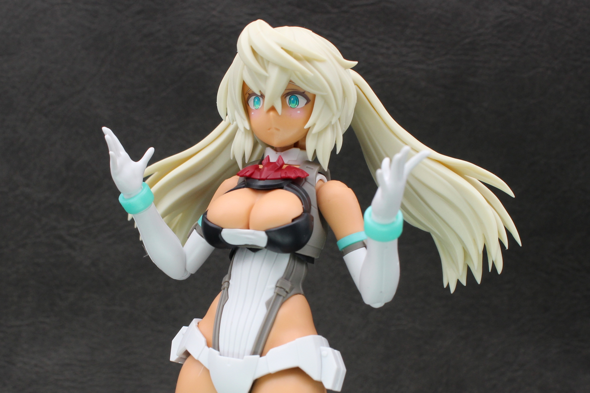 バストパーツだけを交換すればこんな感じに。もちろん従来のシリーズのバストパーツも取り付けられる