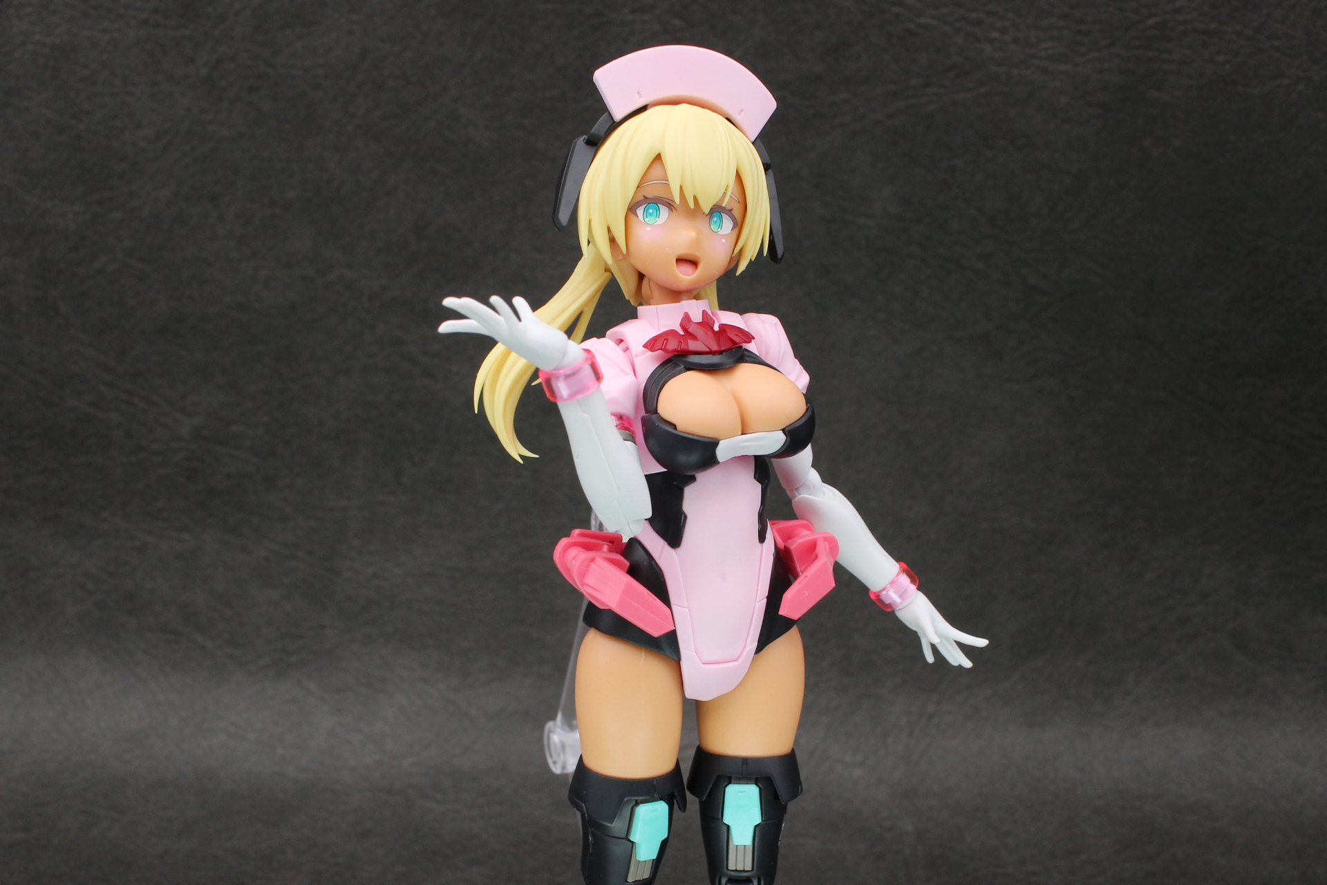 エイダーコスチュームを装備したナーススタイルのセスティエ。こちらはカラーAなので、色が異なるバストや腰部はサージェントコスチュームのパーツを使用している