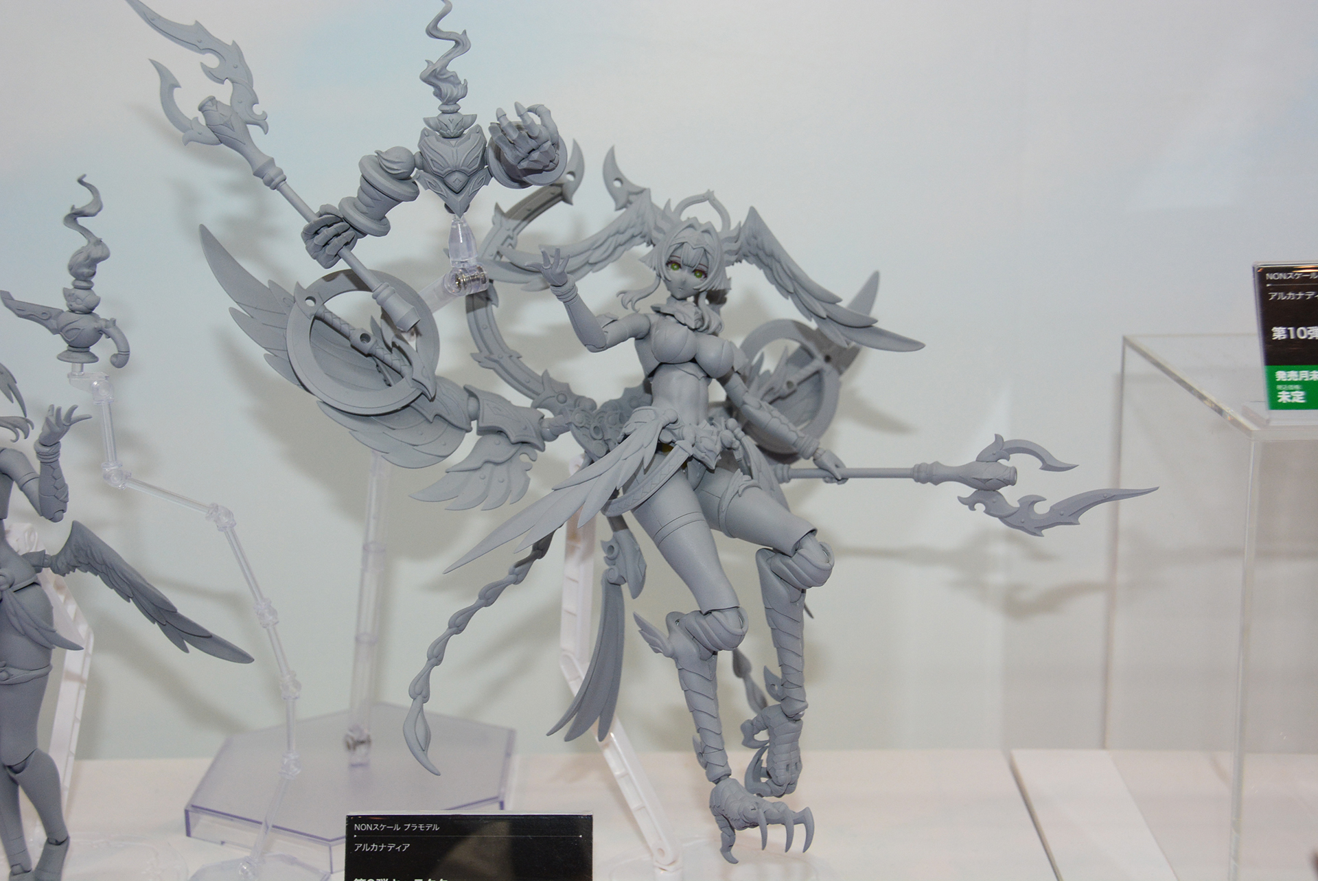 鳥の足と腰から羽の生えた姿へ変わる。ランプの精の形も変わっているのに注目