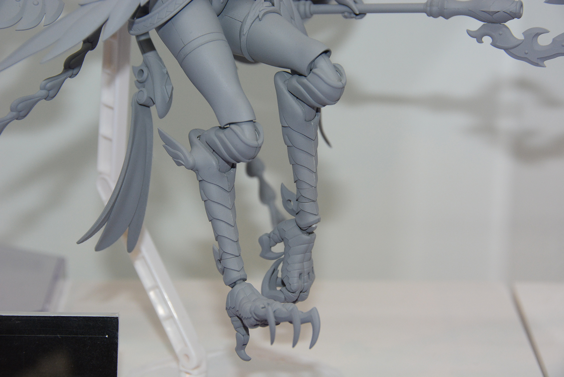 最大の特徴は鳥の足。爪も稼働し表現に力が入っている