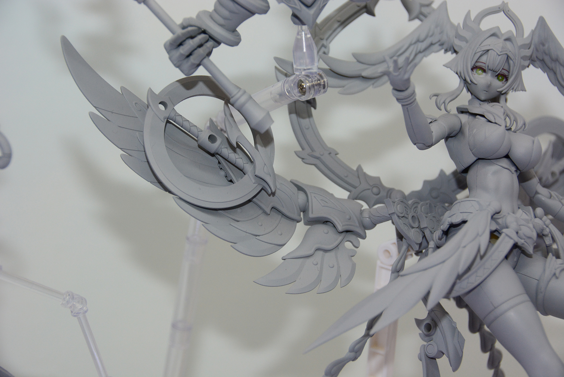 メカニカルさも感じさせる羽。円形の剣は"チャクラム"だろうか？