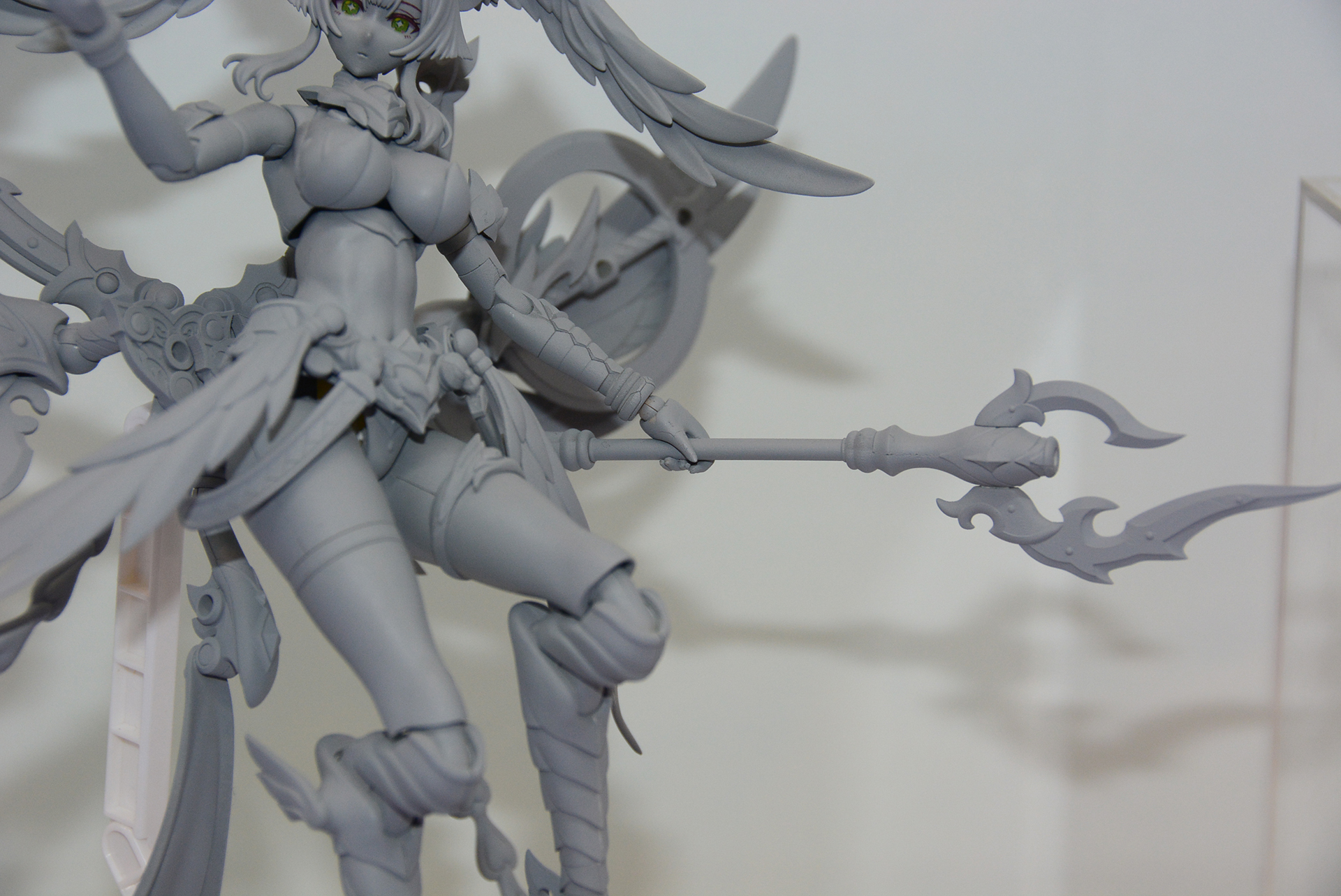 武器も持っている。右手はモールド表現が確認できる