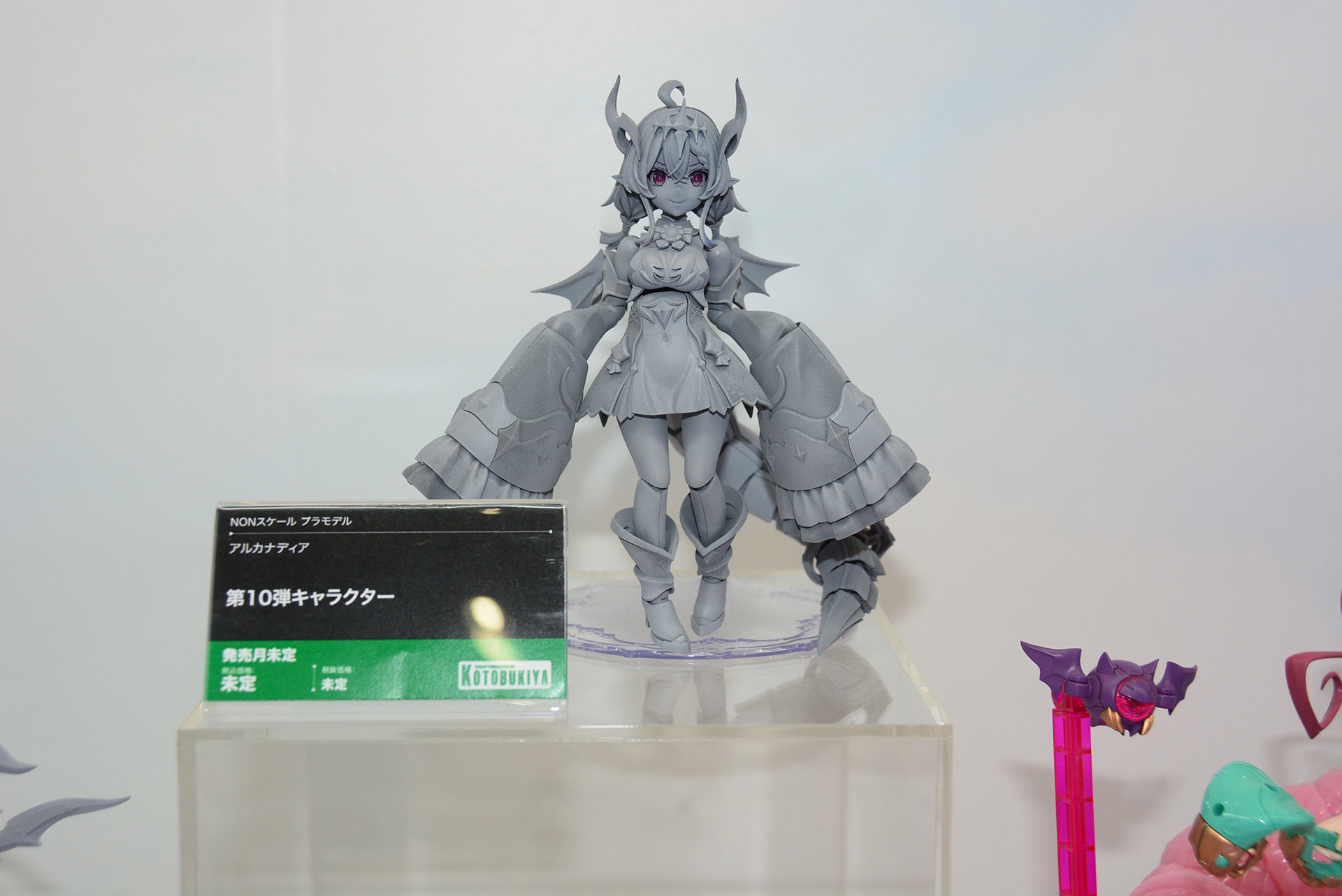 「第10弾キャラクター」は小さくかわいらしい体型。背中には大きなサソリの尻尾を持つ。ギミックなどはまだ秘密。まだまだ秘密が隠されているとのこと