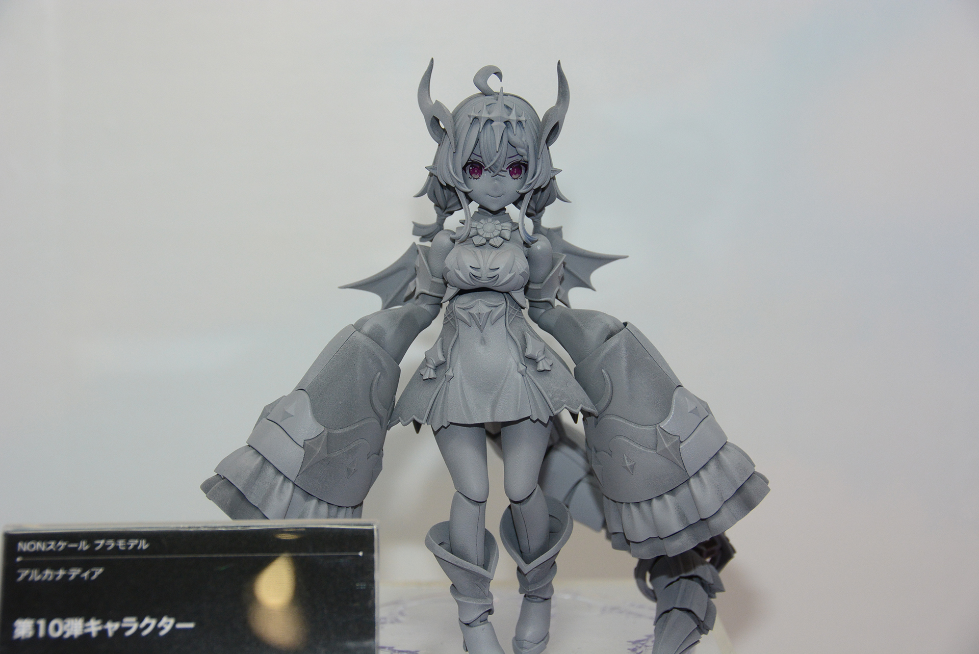 「第10弾キャラクター」は小さくかわいらしい体型。背中には大きなサソリの尻尾を持つ。ギミックなどはまだ秘密。まだまだ秘密が隠されているとのこと