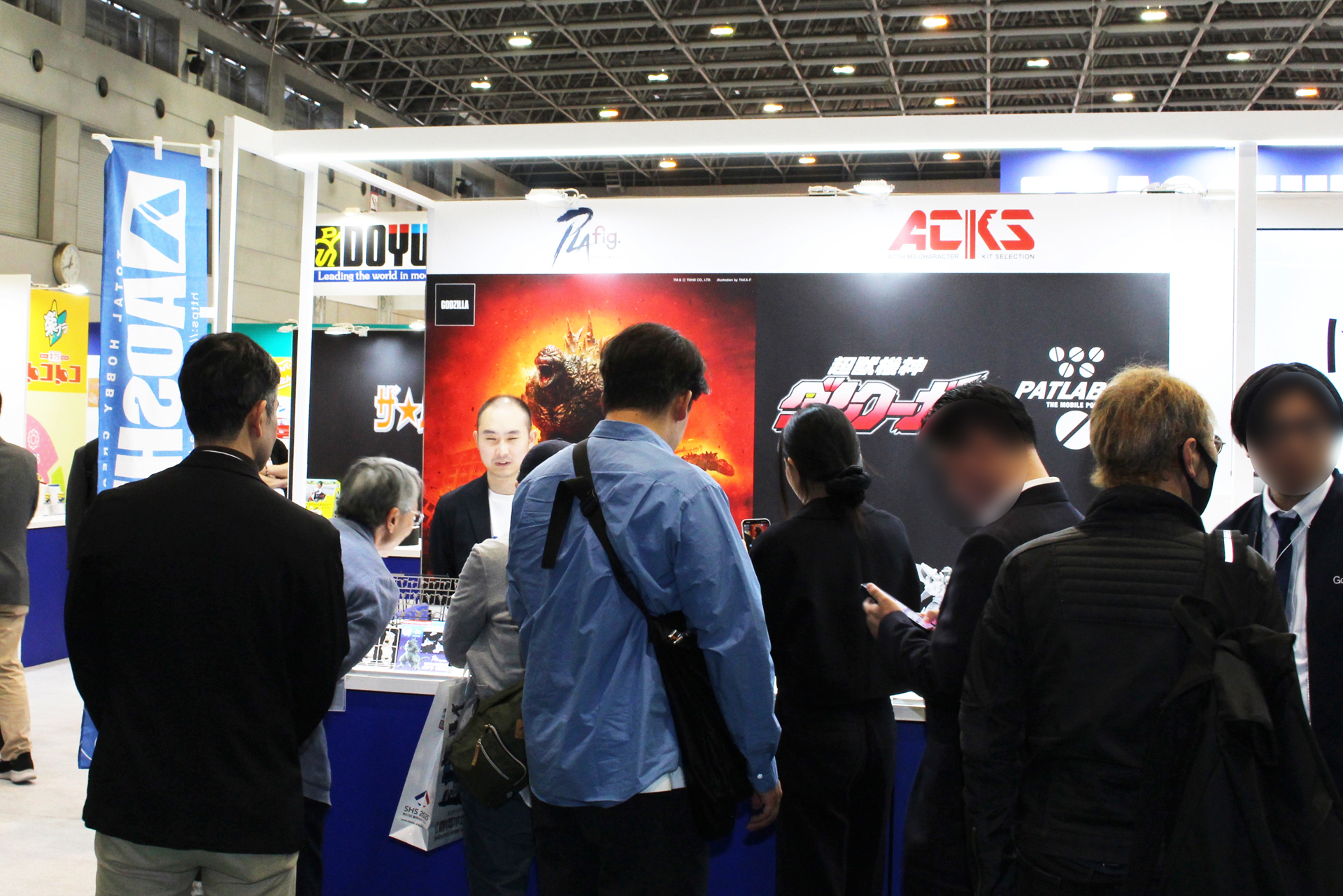 アオシマブースの一角に設けられた「PLAfig」の展示コーナー。これは業者招待日の様子で、業界関係者も注目を集めていた