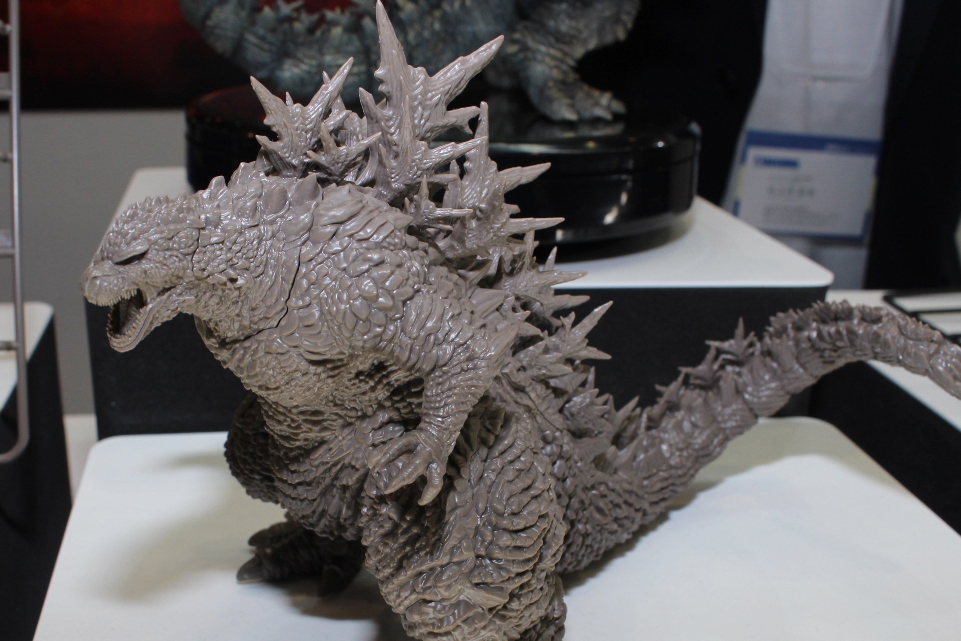 こちらは未塗装の成形見本。合わせ目が鱗の隙間に来るよう設計されている